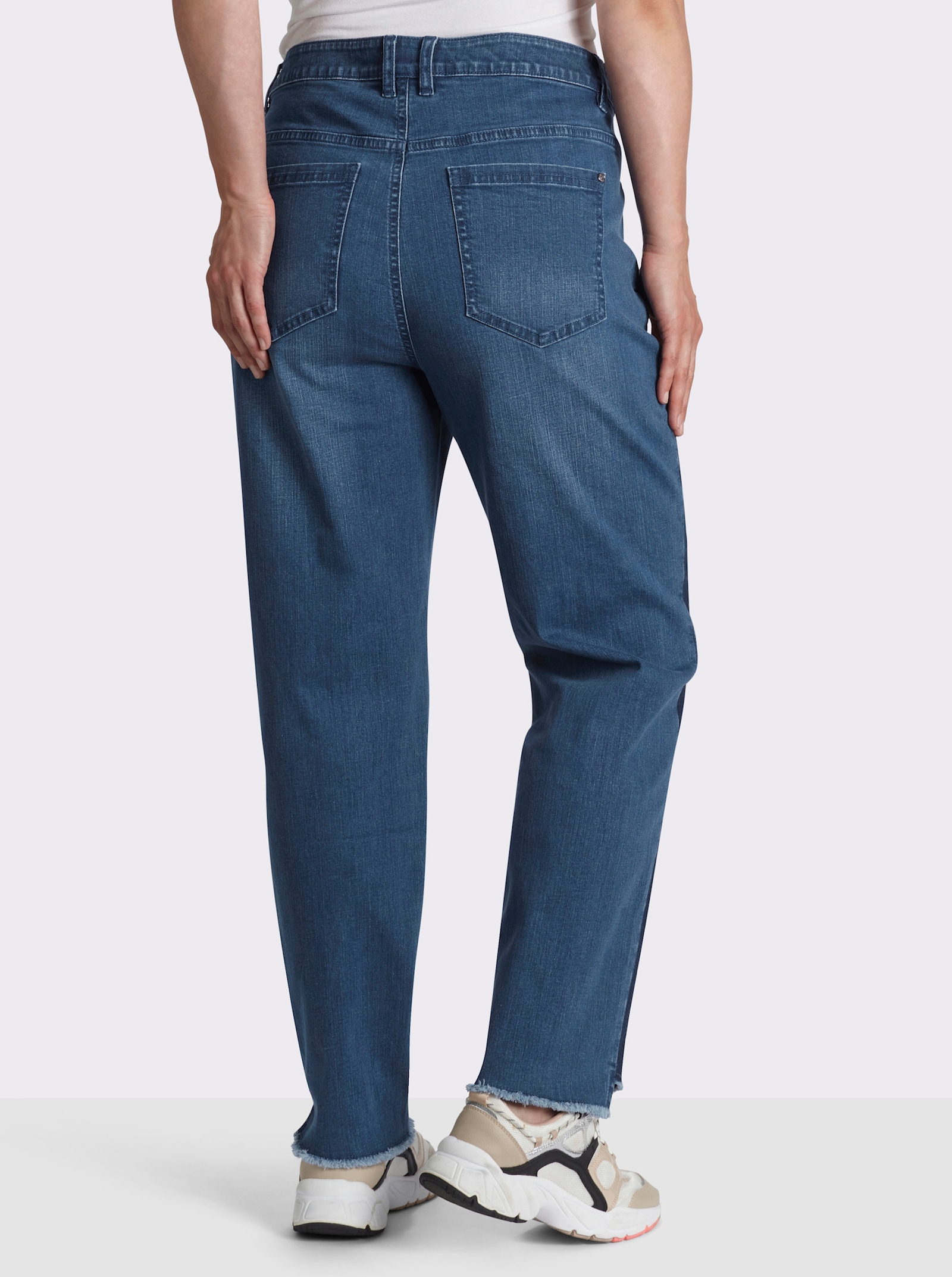 sheego Jeans mit Kontrasteinsatz und Fransensaum - blue-stone-washed