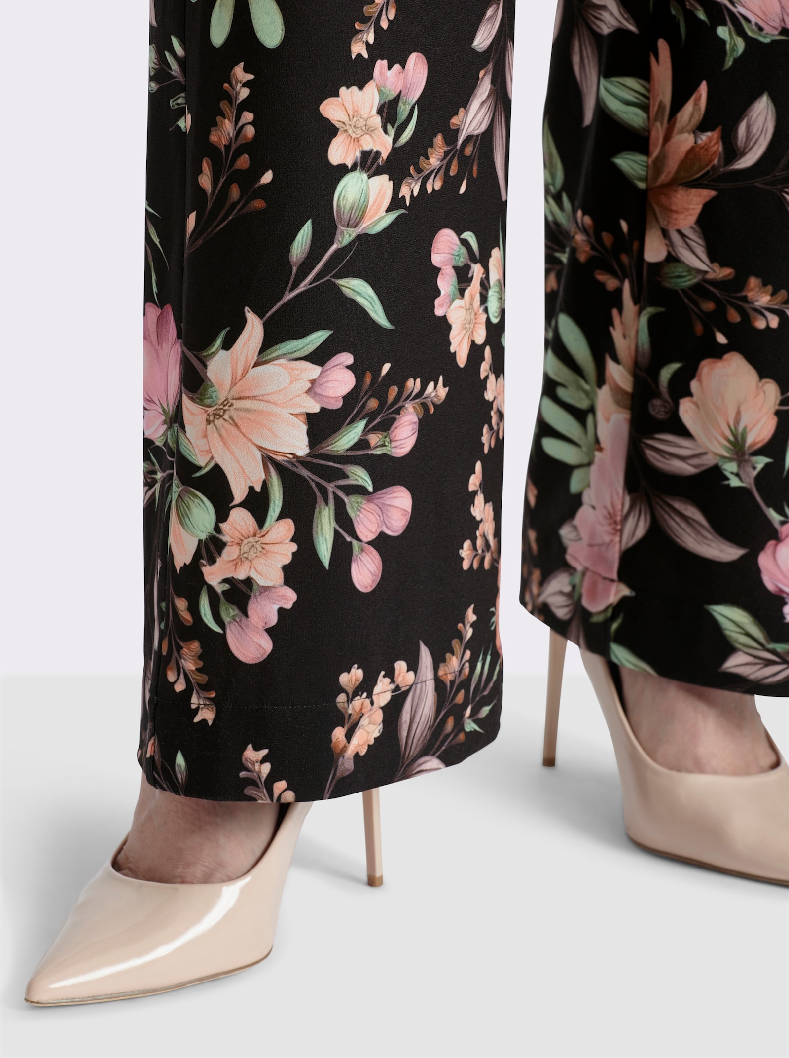 sheego Hose mit floralem Alloverdruck - schwarz-rosenholz-bedruckt
