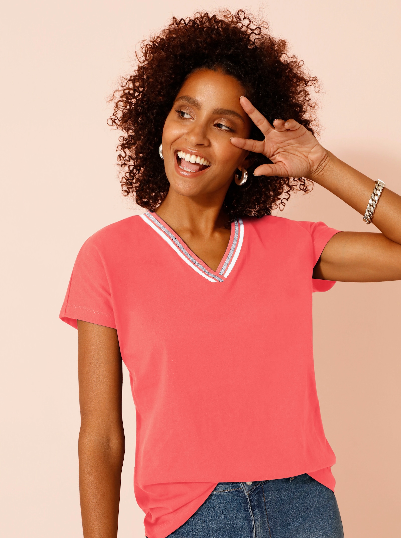 V-Shirt mit gerippten Ringel-Akzenten - korallenrot