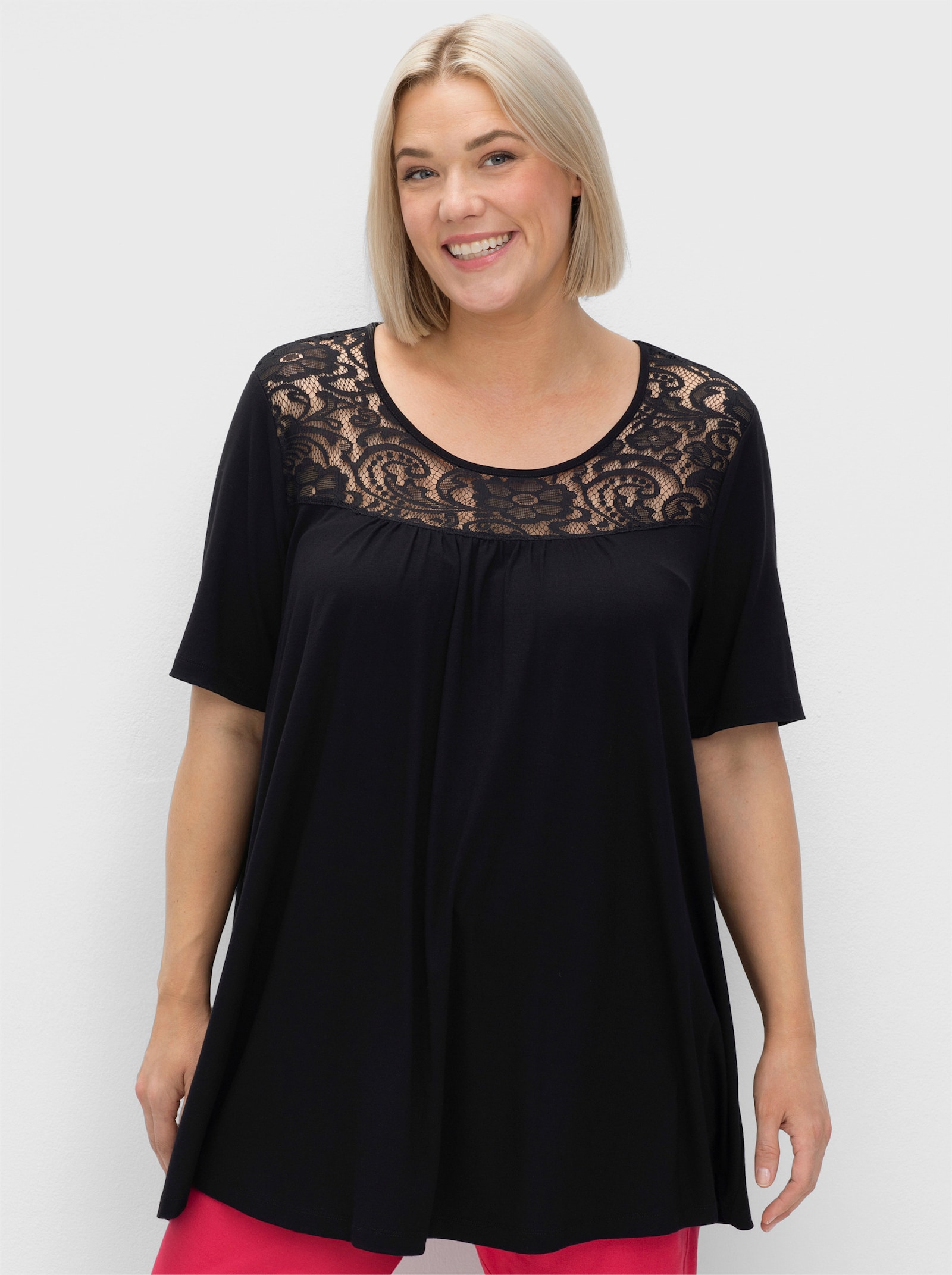 sheego Longshirt mit Spitzenpasse - schwarz