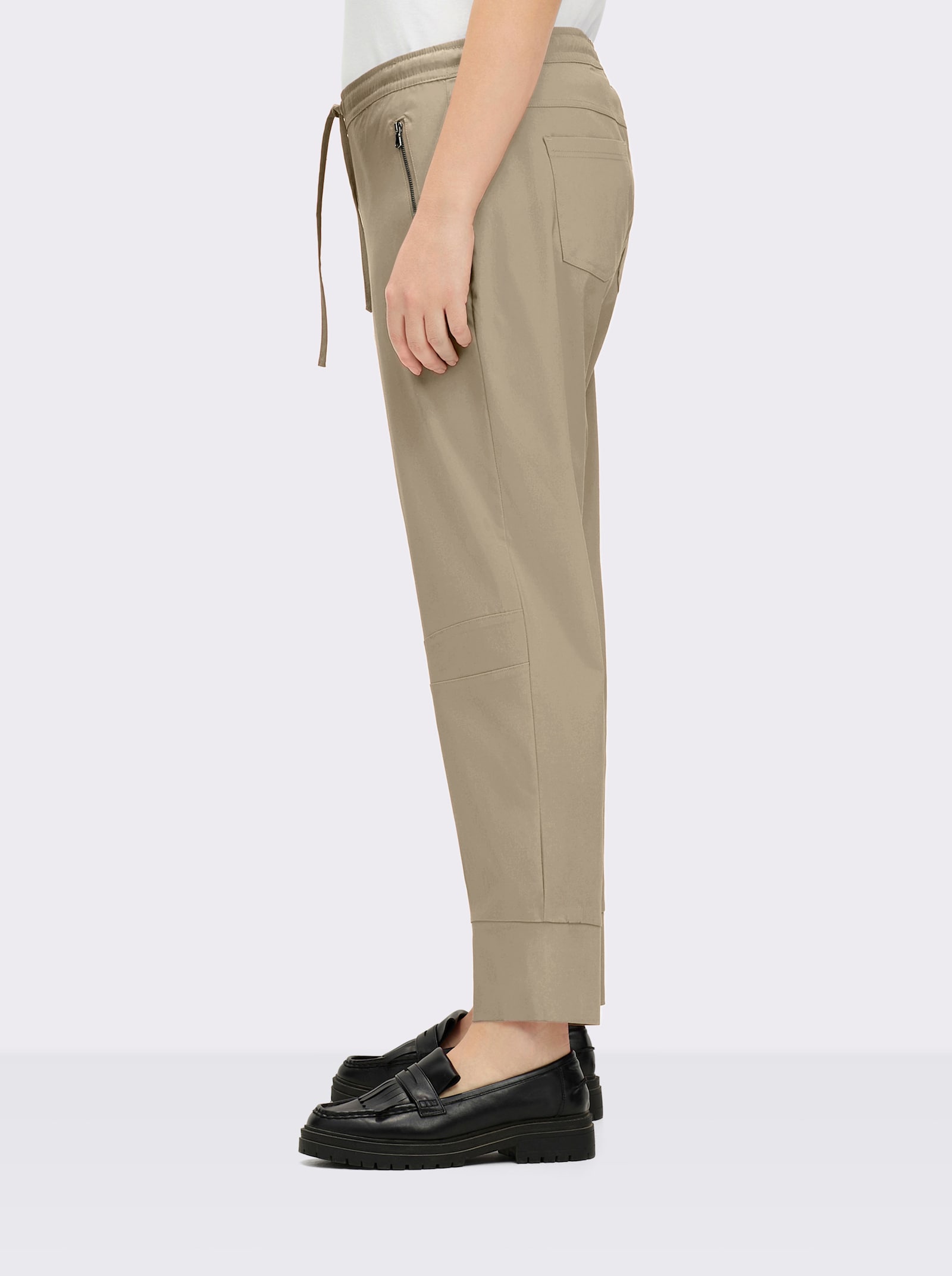 Jogg Pants mit Passformsattel hinten - sand