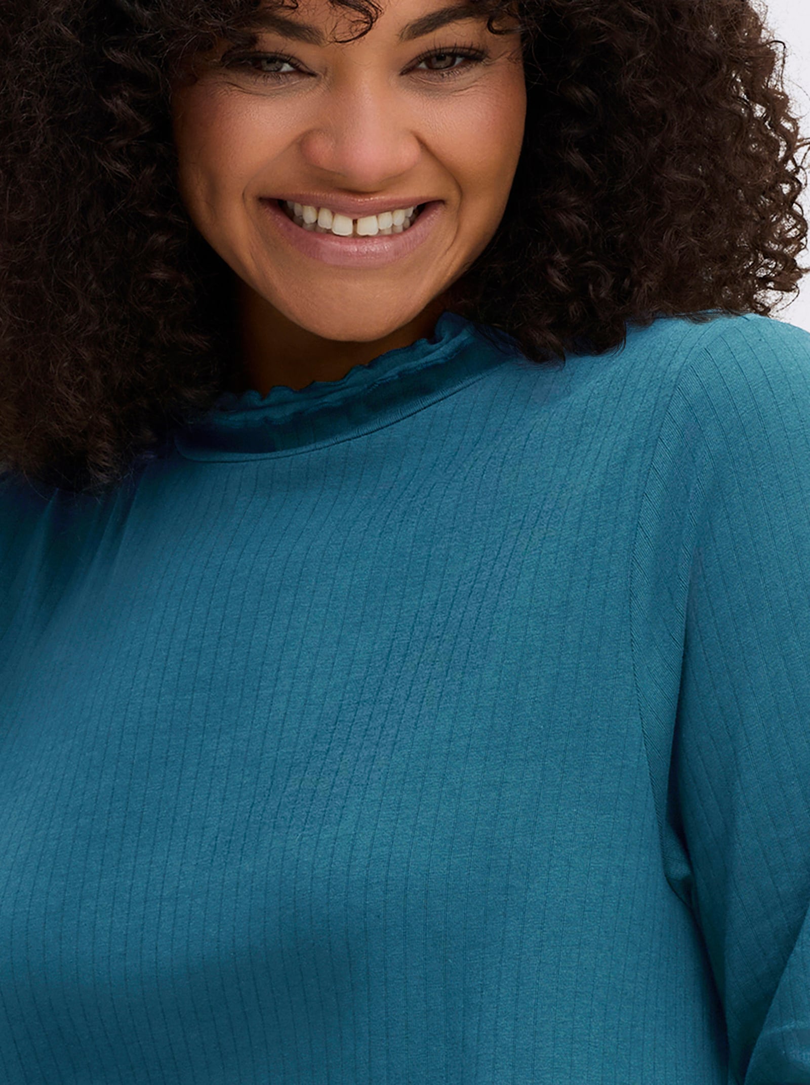 sheego Rollkragenshirt mit Baby-Lock-Nähten - topas