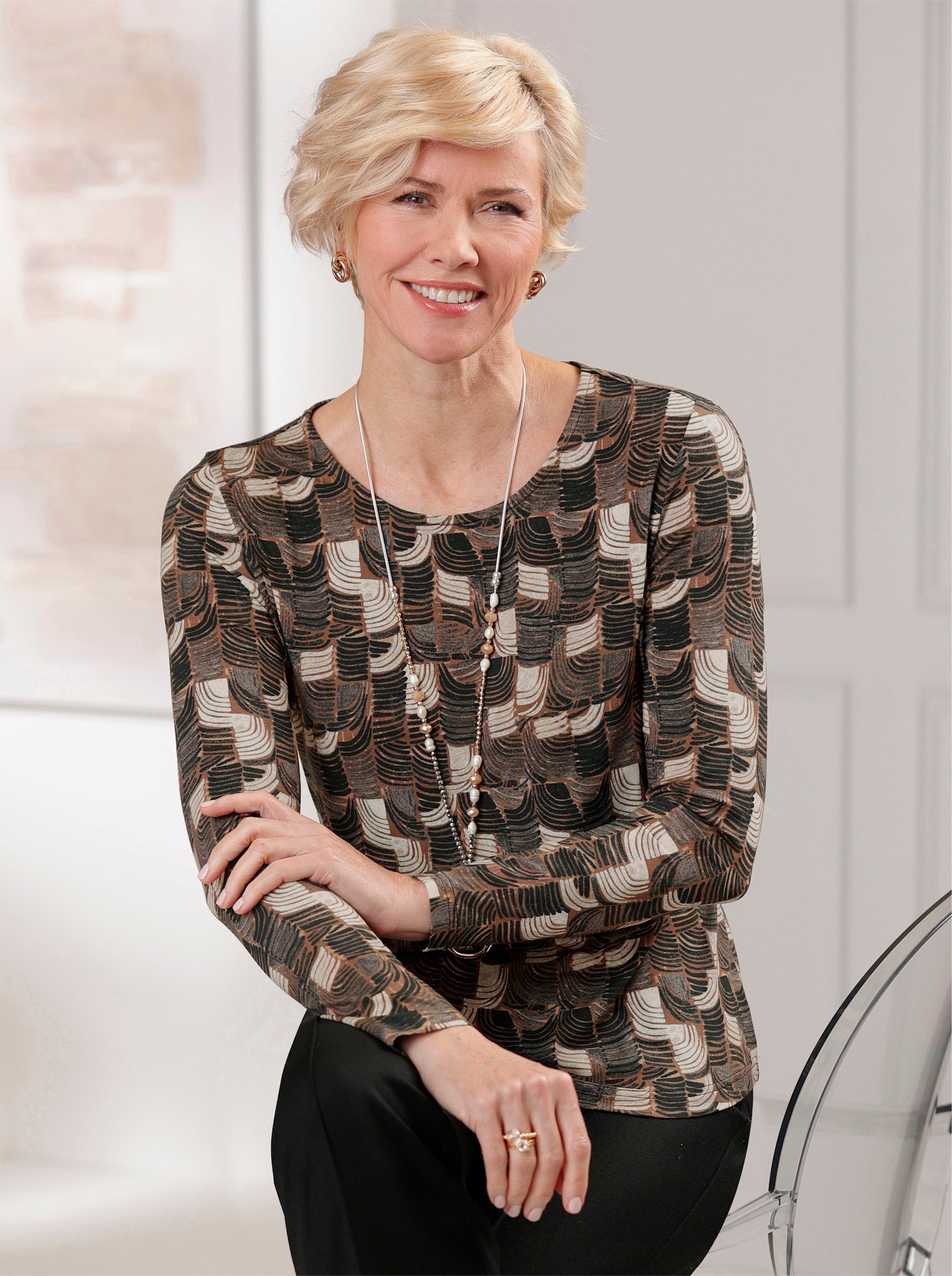Shirt met ronde hals met 95% viscose in ECOVERO-kwaliteit - beige/zwart geprint