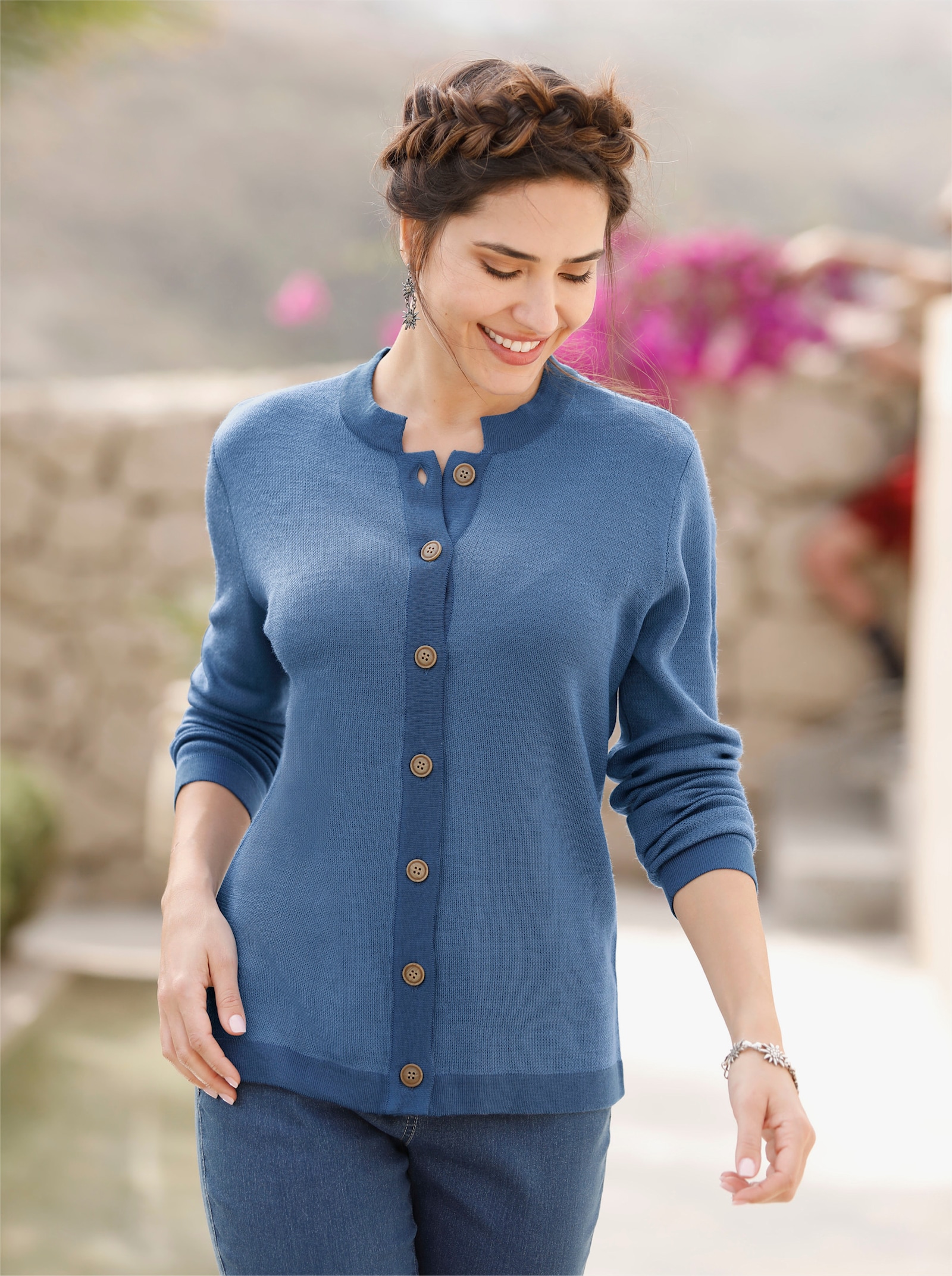 Strickjacke mit Hirschmotiv im Rückteil - mittelblau