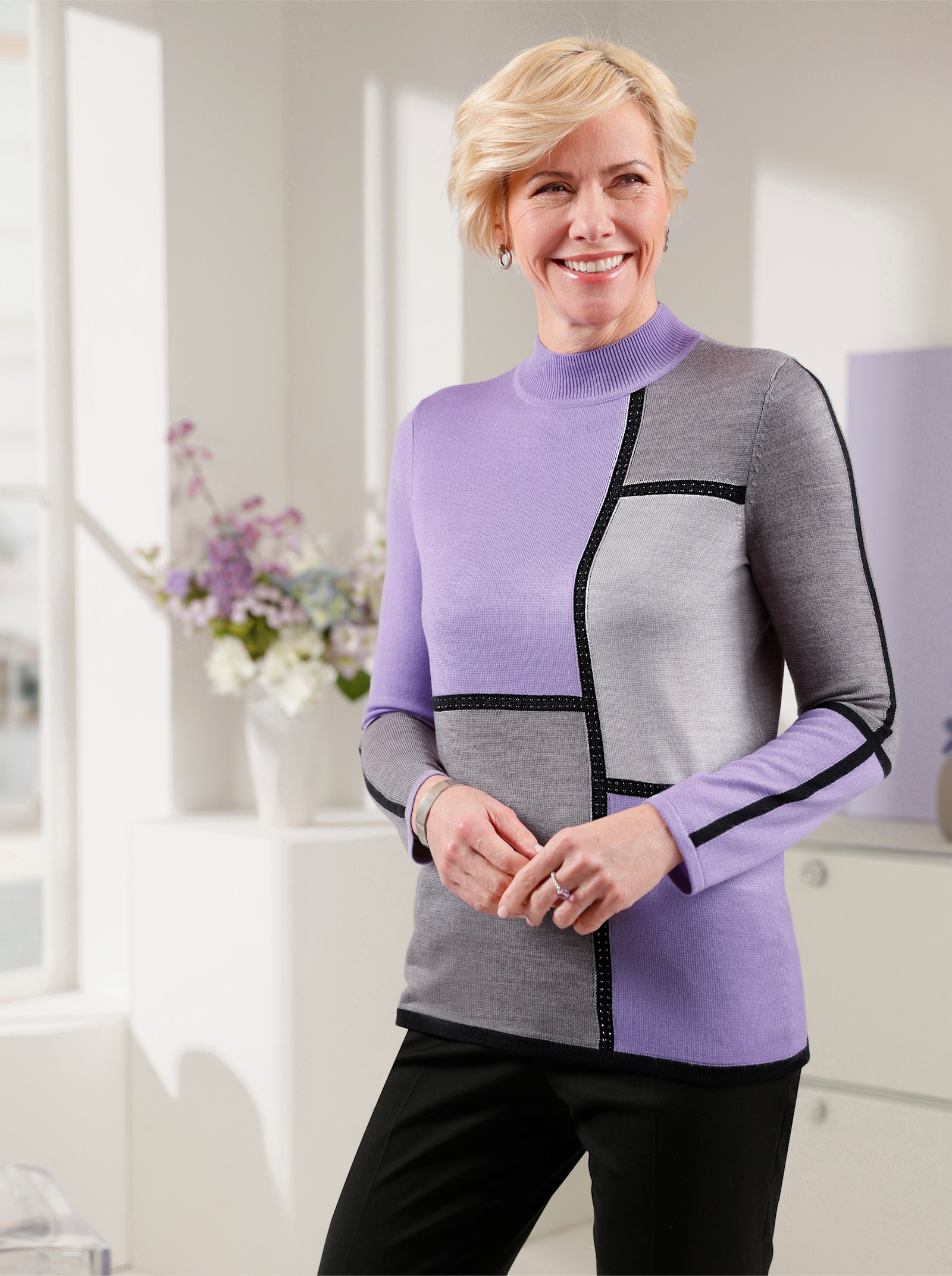 Stehkragenpullover mit grafischem Intarsienmuster - lavendel-schwarz-gemustert