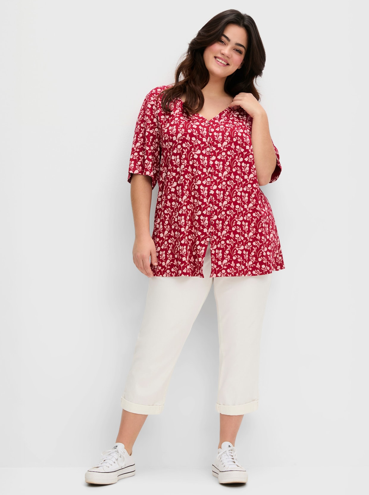 sheego Shirt mit Blümchenprint und Knopfleiste - kirschrot-gemustert