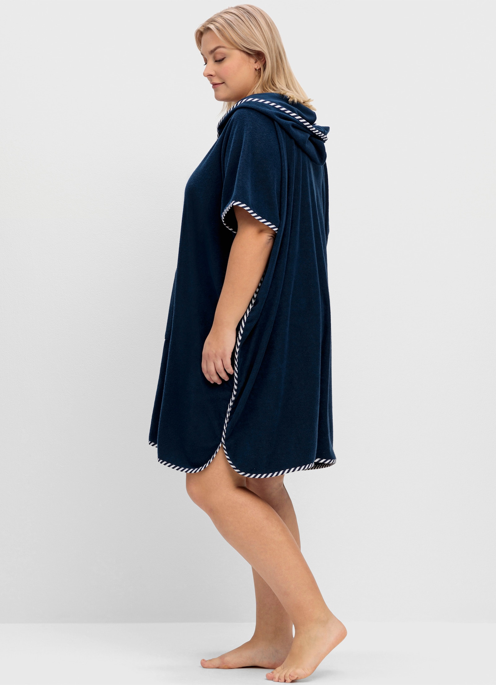 sheego Bademantel mit Kapuze, aus Frottee - marine