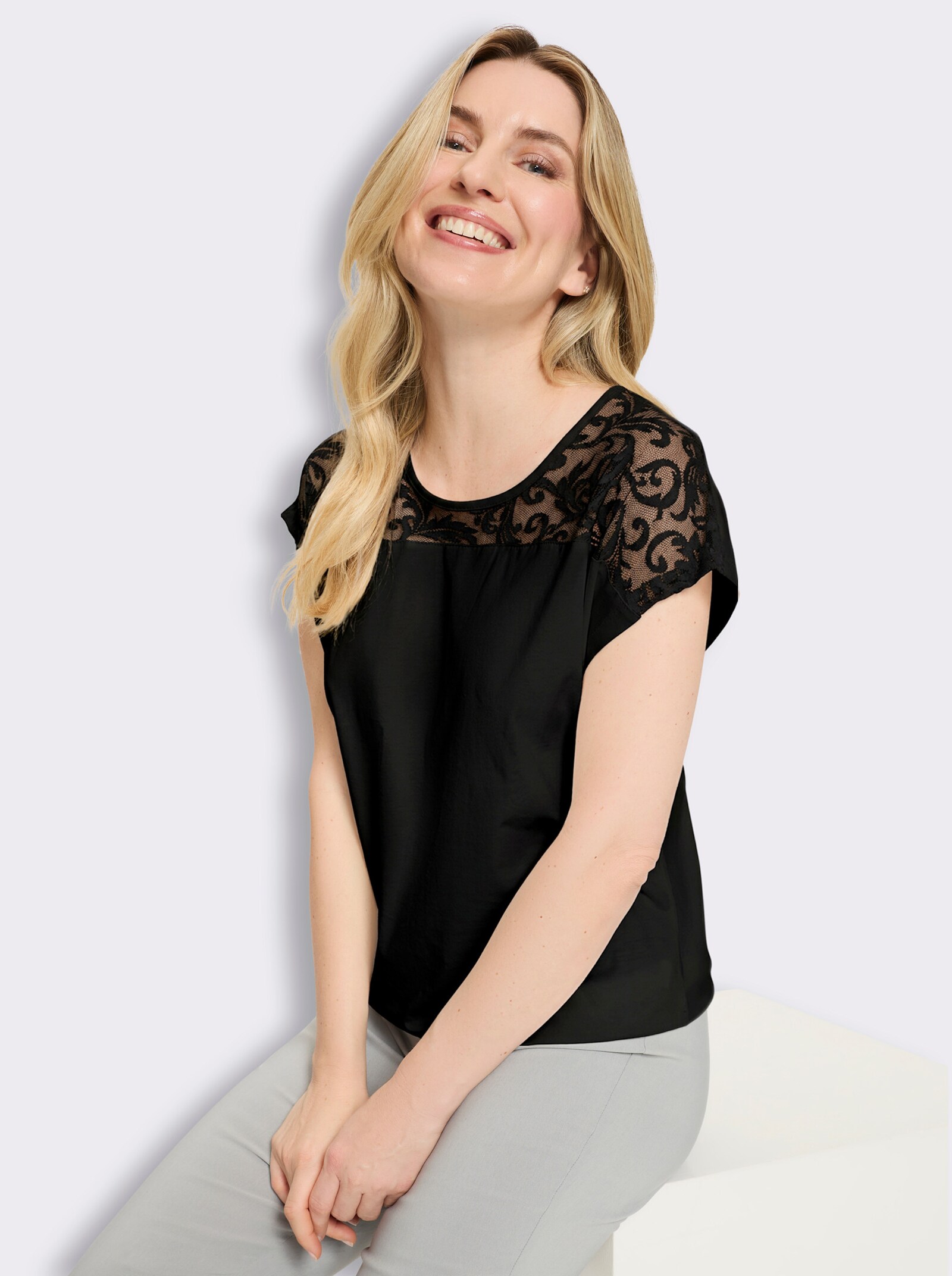 Rundhalsshirt mit Spitzeneinsatz - schwarz