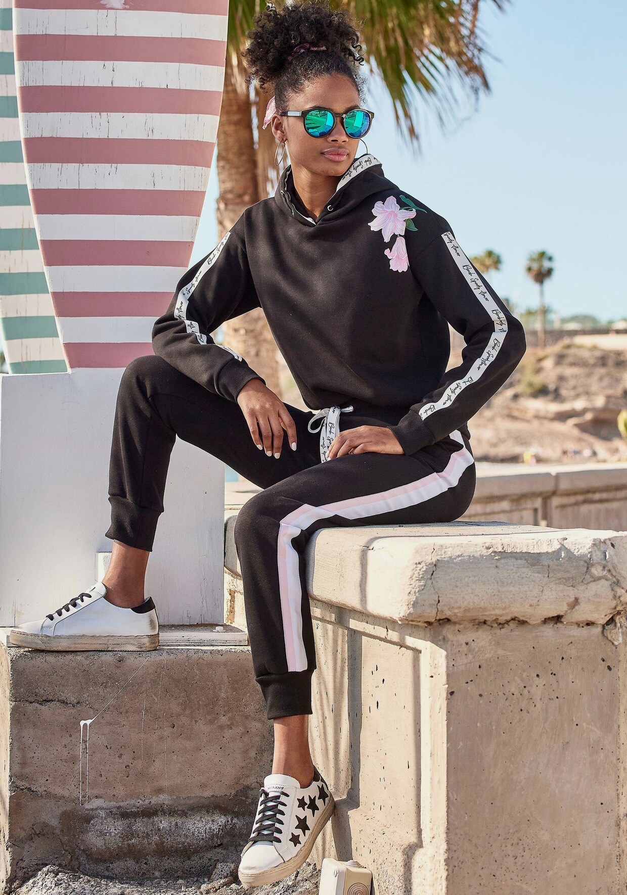 Bench. Hoodie - schwarz