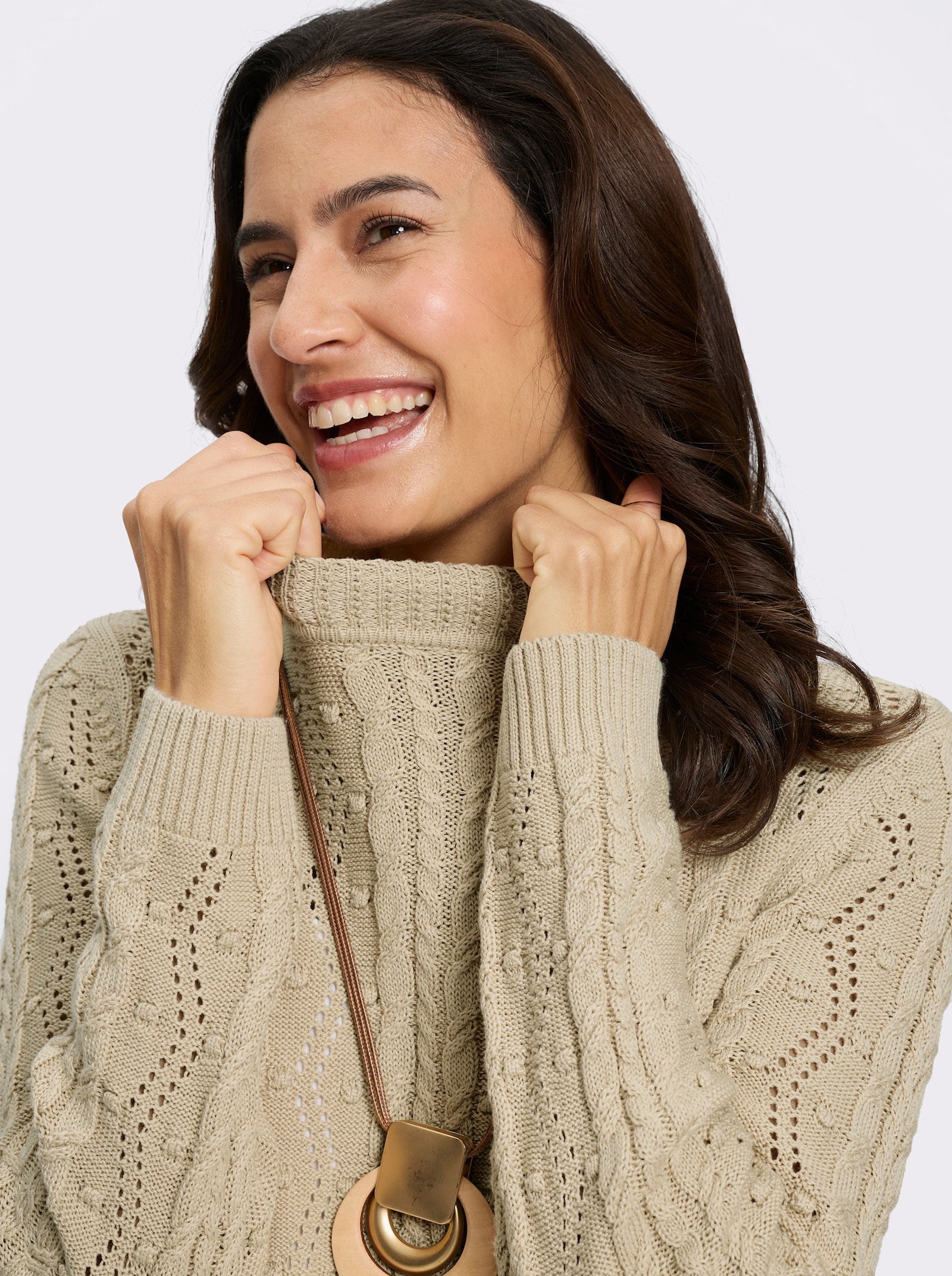 Stehkragenpullover mit Zopfmuster - sand