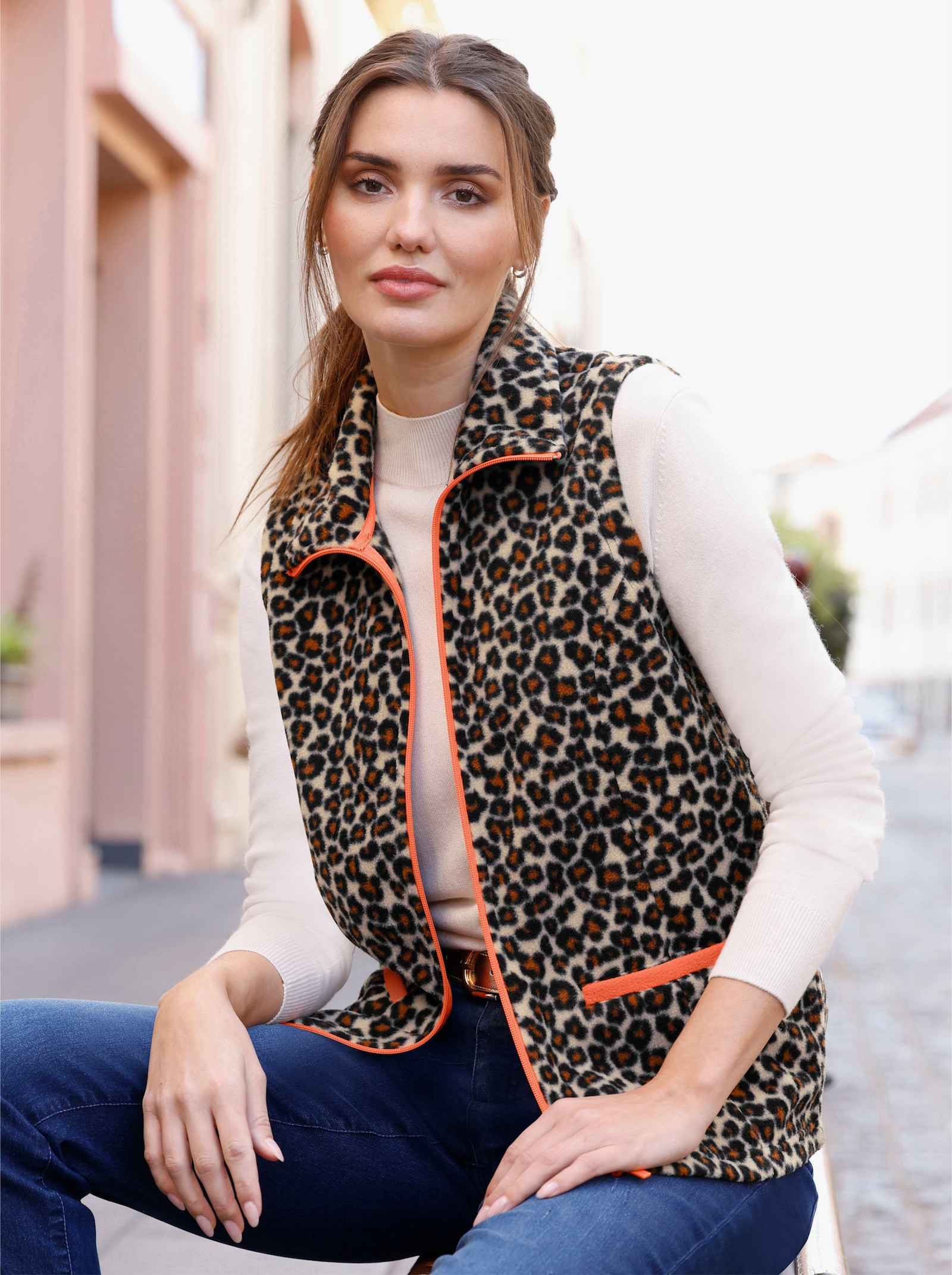 Fleeceweste mit Leo-Muster - beige-schwarz-bedruckt