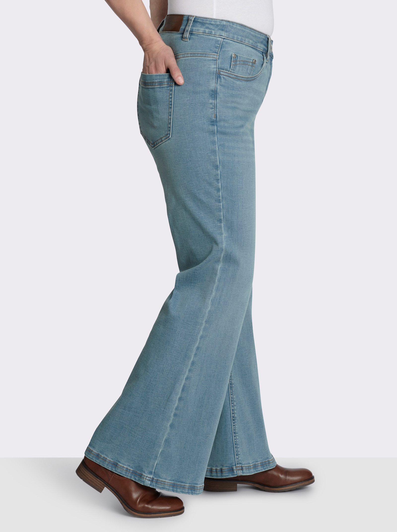 sheego Bootcut-Jeans mit stark ausgestelltem Saum - blue-bleached