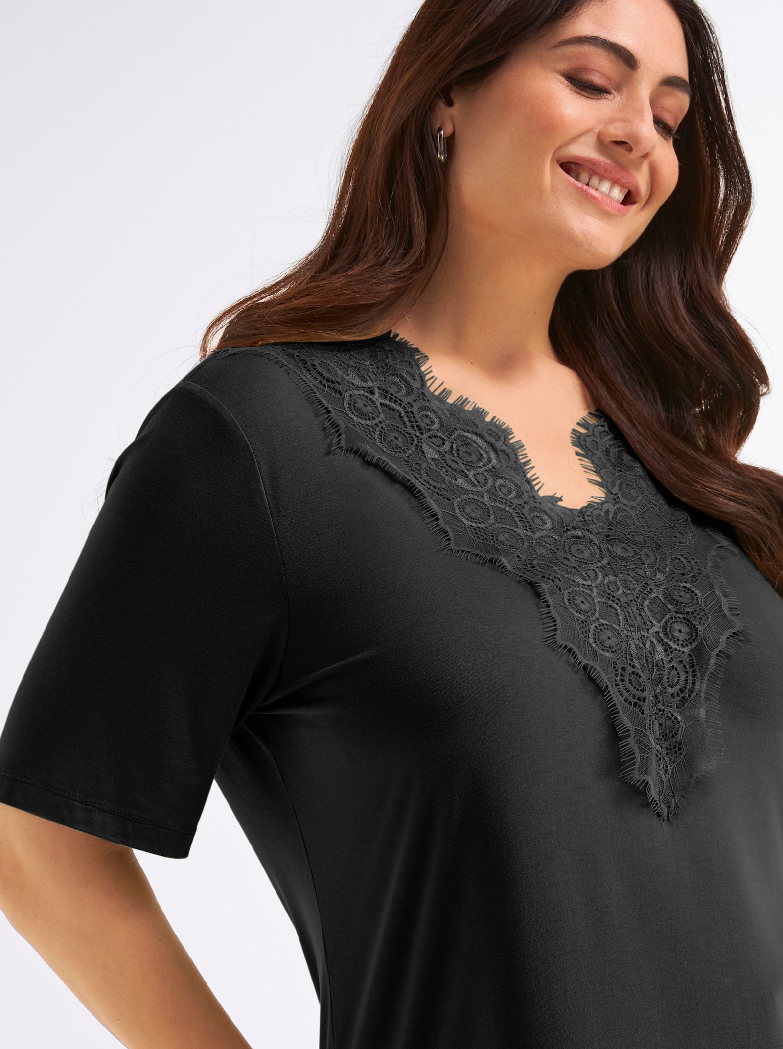 sheego Spitzenshirt mit beidseitigem, tiefem V - schwarz