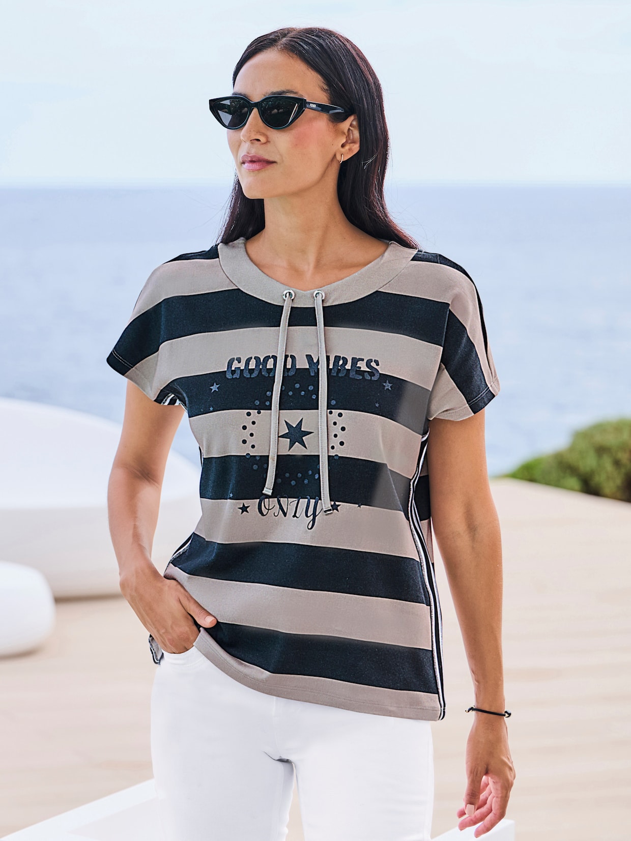 heine T-Shirt mit Glitzerdruck - schwarz-sesam-geringelt