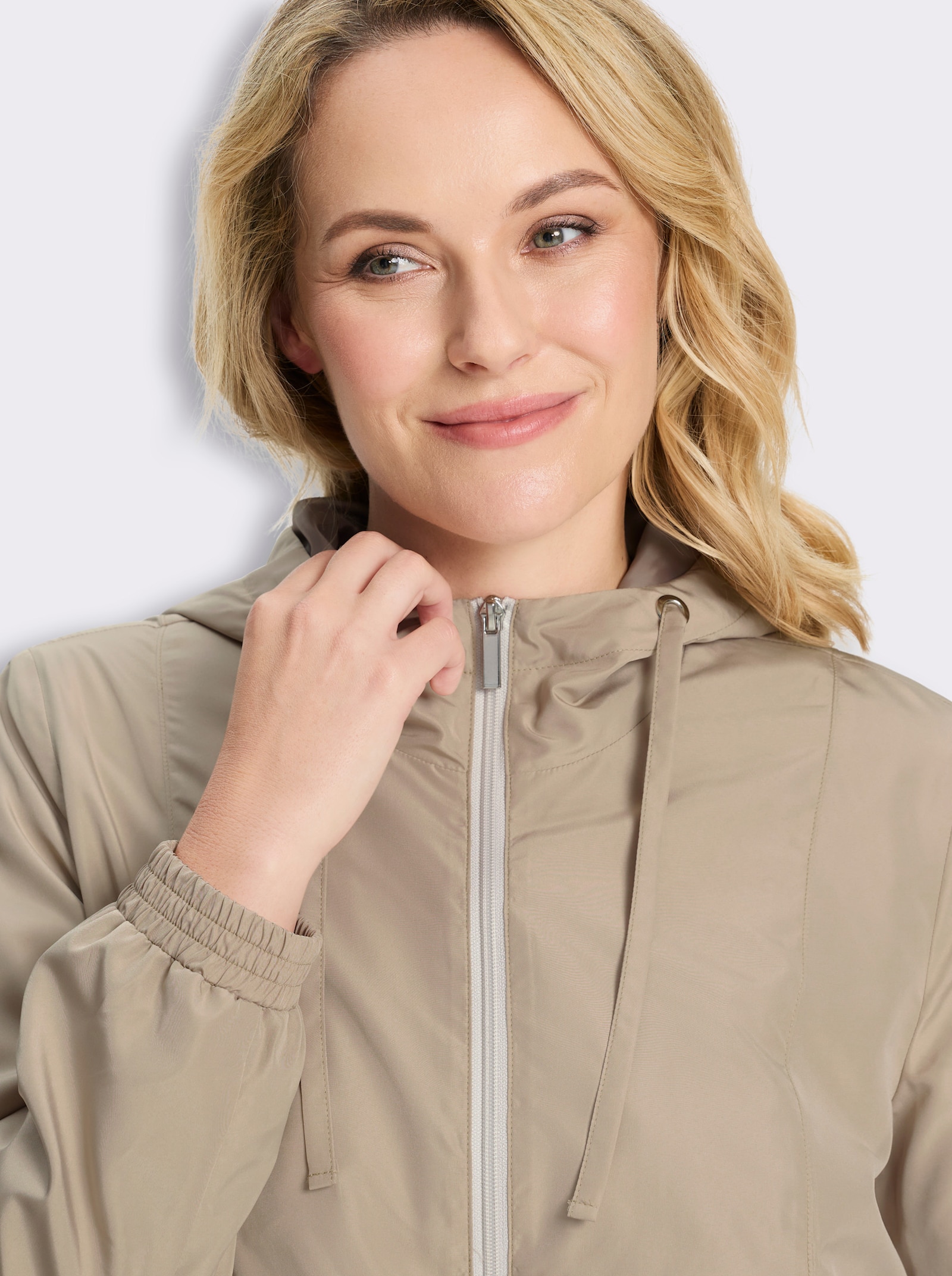 Jacke mit Teilungsnähten und Kapuze - beige