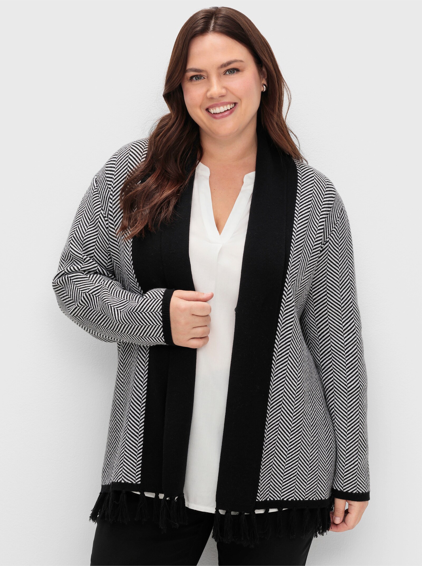 sheego Strickjacke mit Fransen am Saum - schwarz-weiß