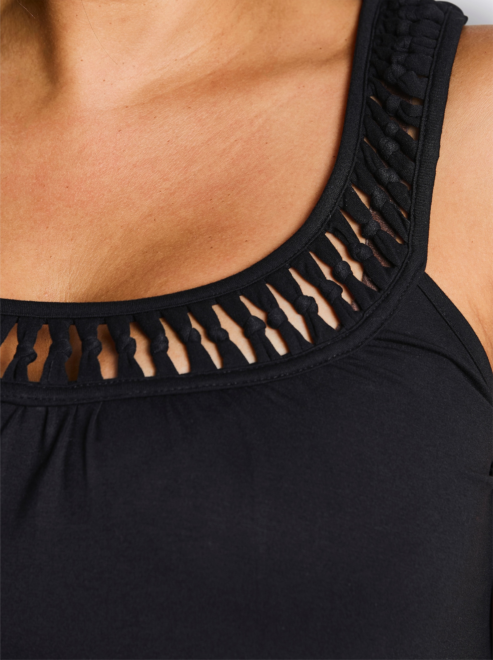 sheego Jerseyjurk met geraffineerde hals - zwart