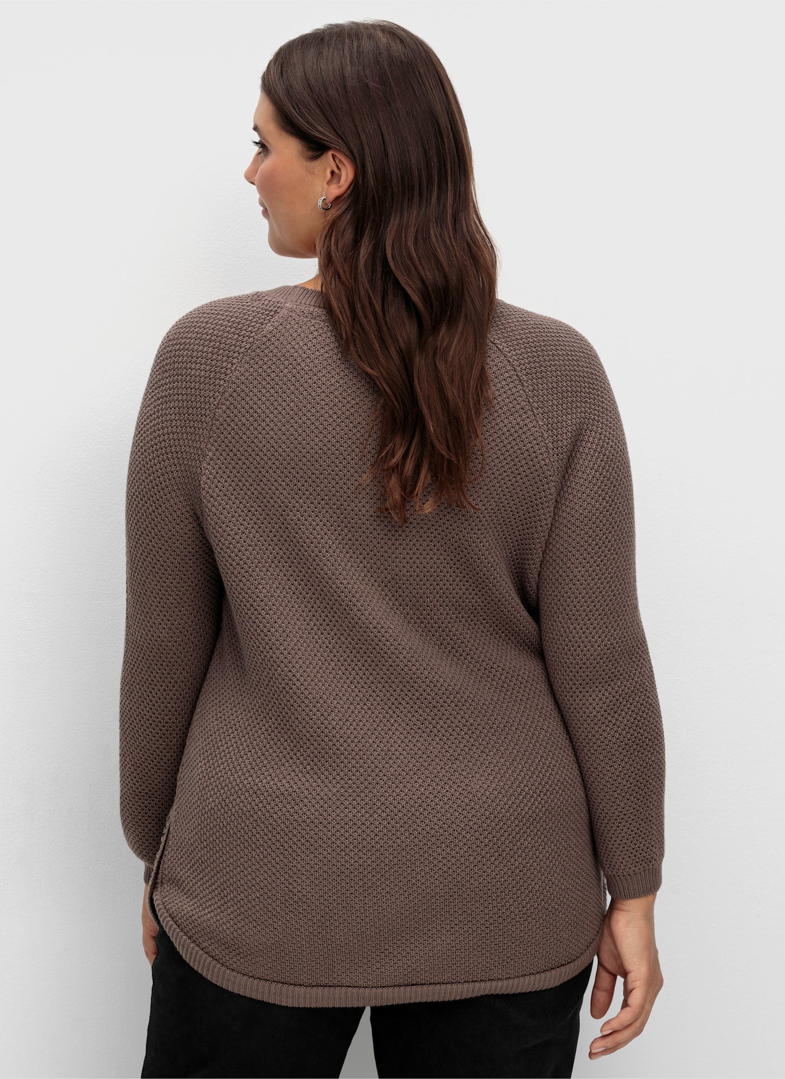 Rundhalspullover mit abgerundetem Saum - dunkeltaupe