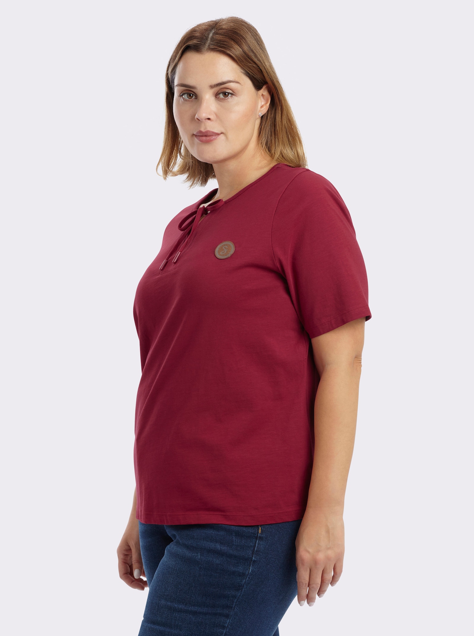 sheego Kurzarmshirt mit Bindeband am Ausschnitt - kirsche
