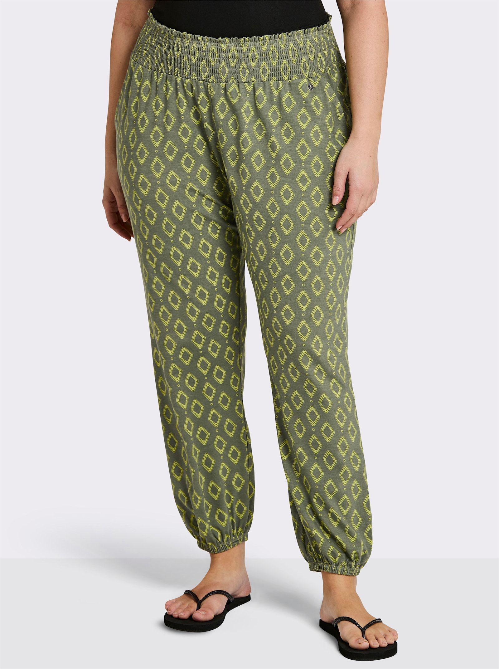 sheego Jogg Pants mit Alloverdruck - khaki-gemustert