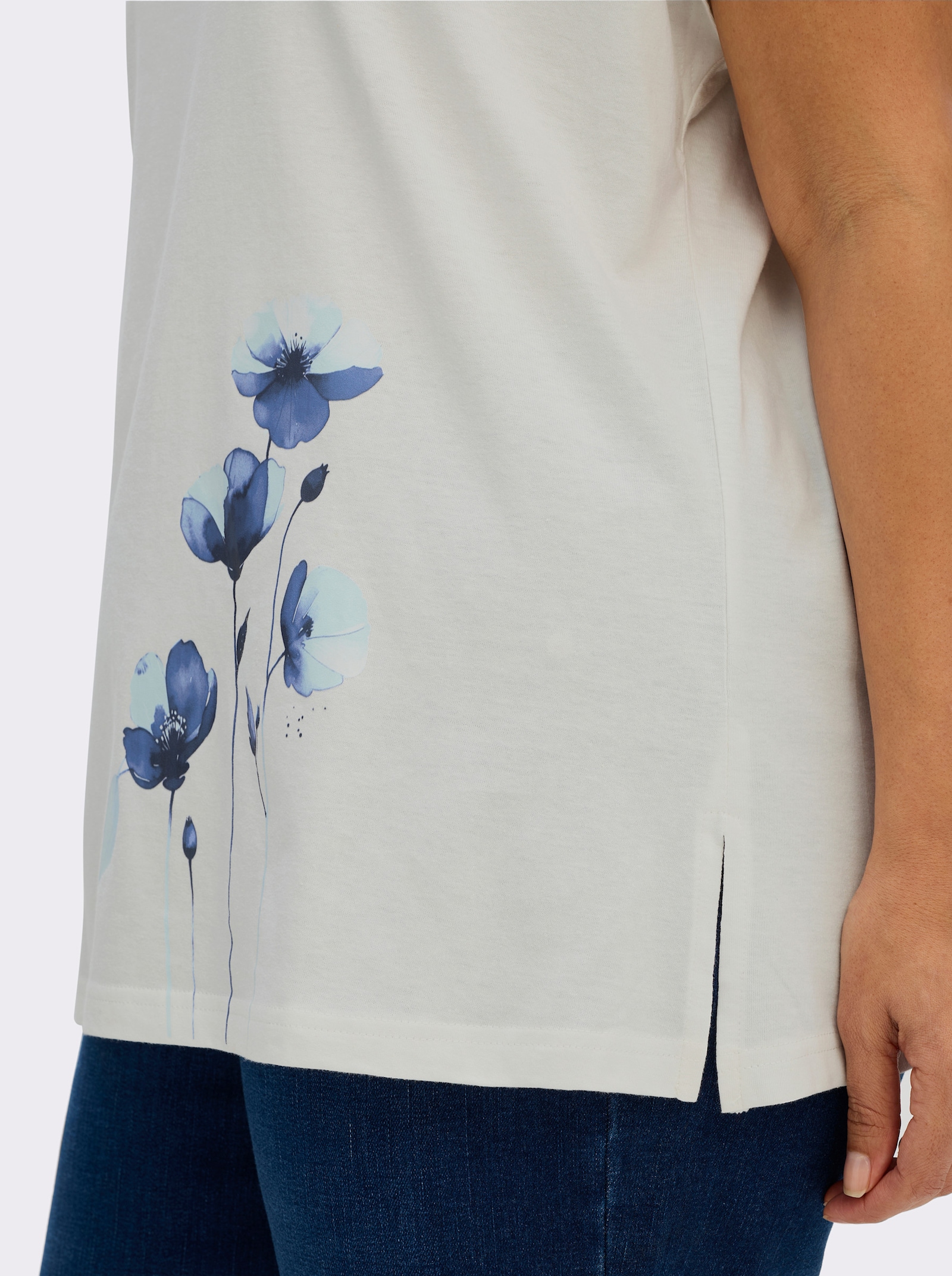 sheego Shirt met ronde hals en bloemenprint op de zoom - ecru/diepblauw bedrukt