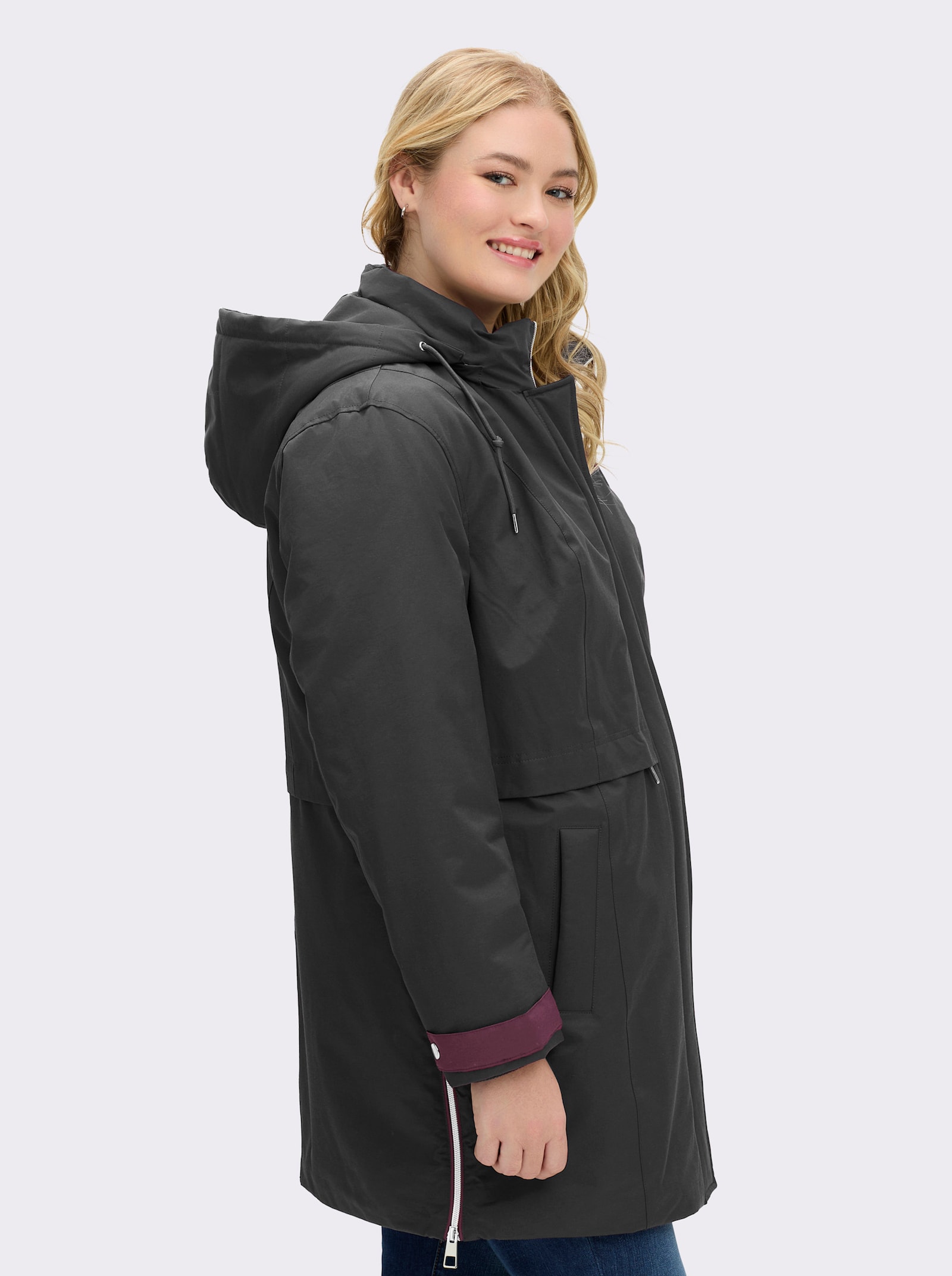 sheego Kapuzenjacke mit Kontrastdetails - schwarz