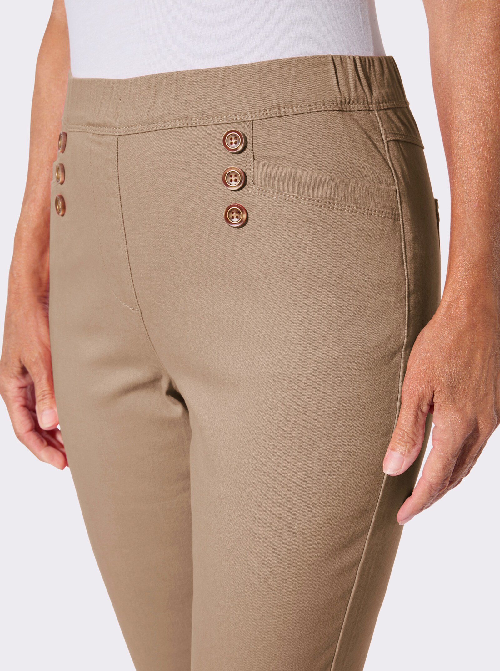 Schlupfjeans mit Schmuckknöpfen - camel