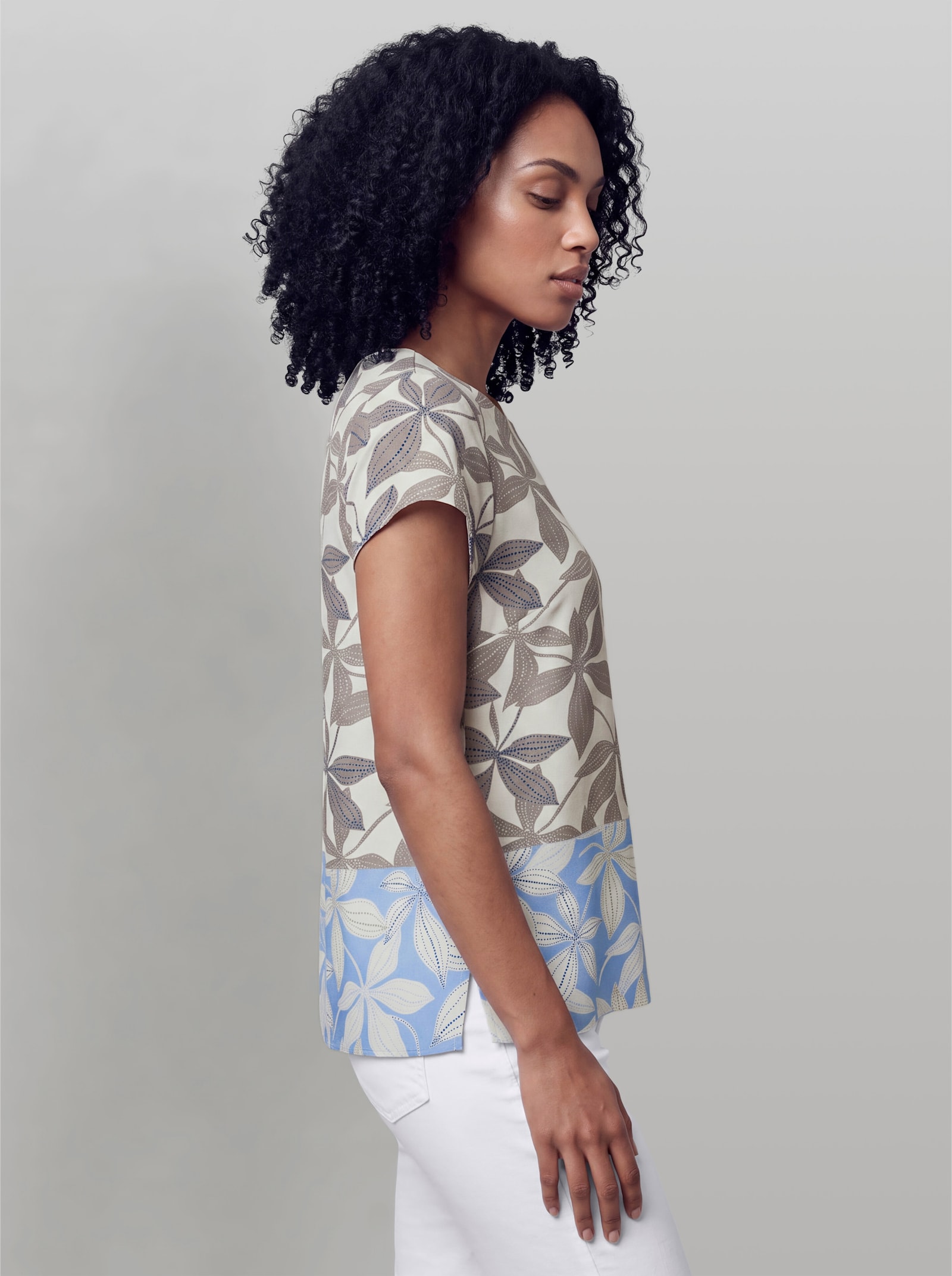 heine Druckbluse mit Seitenschlitzen - taupe-himmelblau-bedruckt