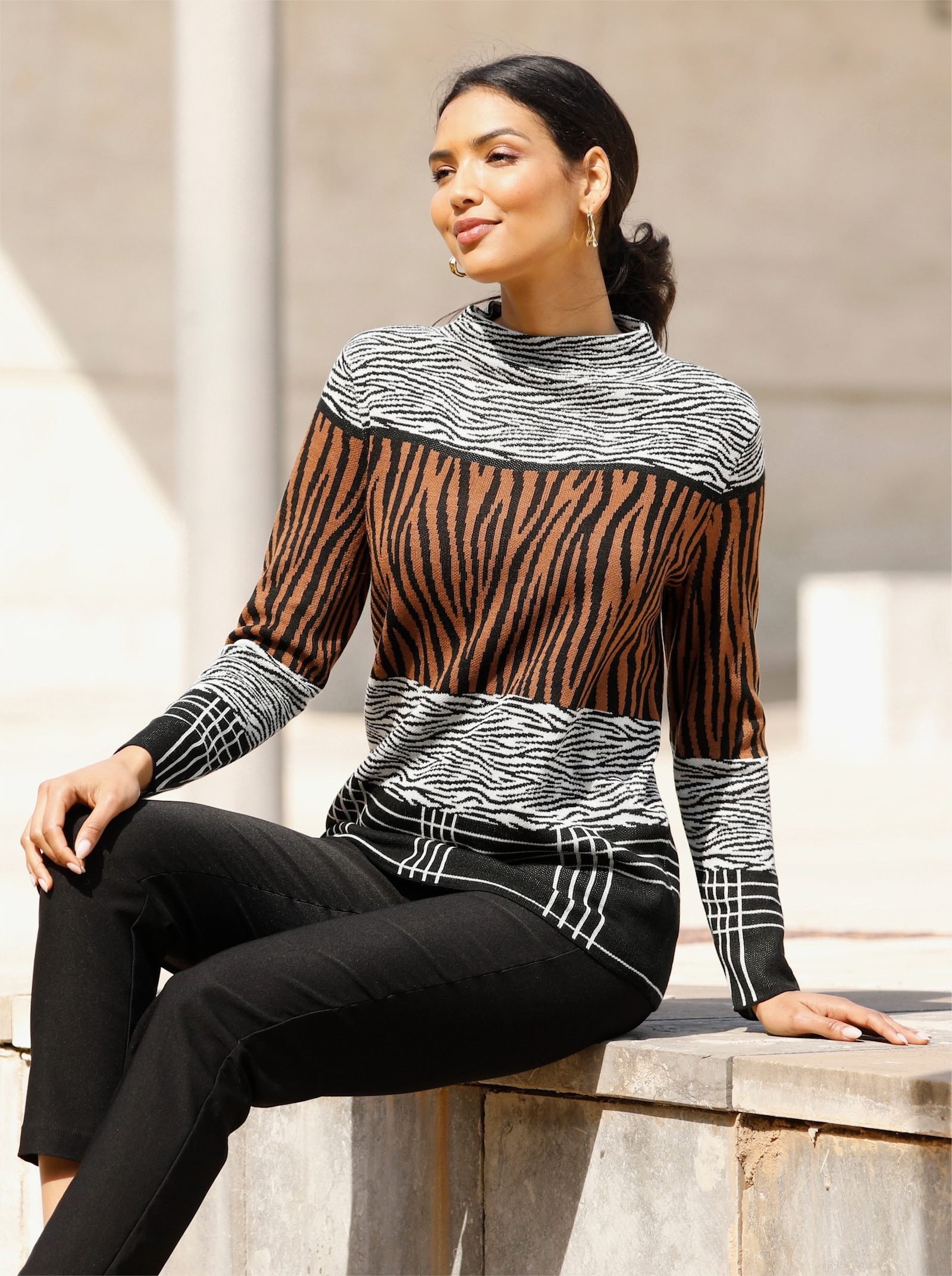 Jacquard-Pullover mit Kelchkragen - schwarz-cognac-gemustert