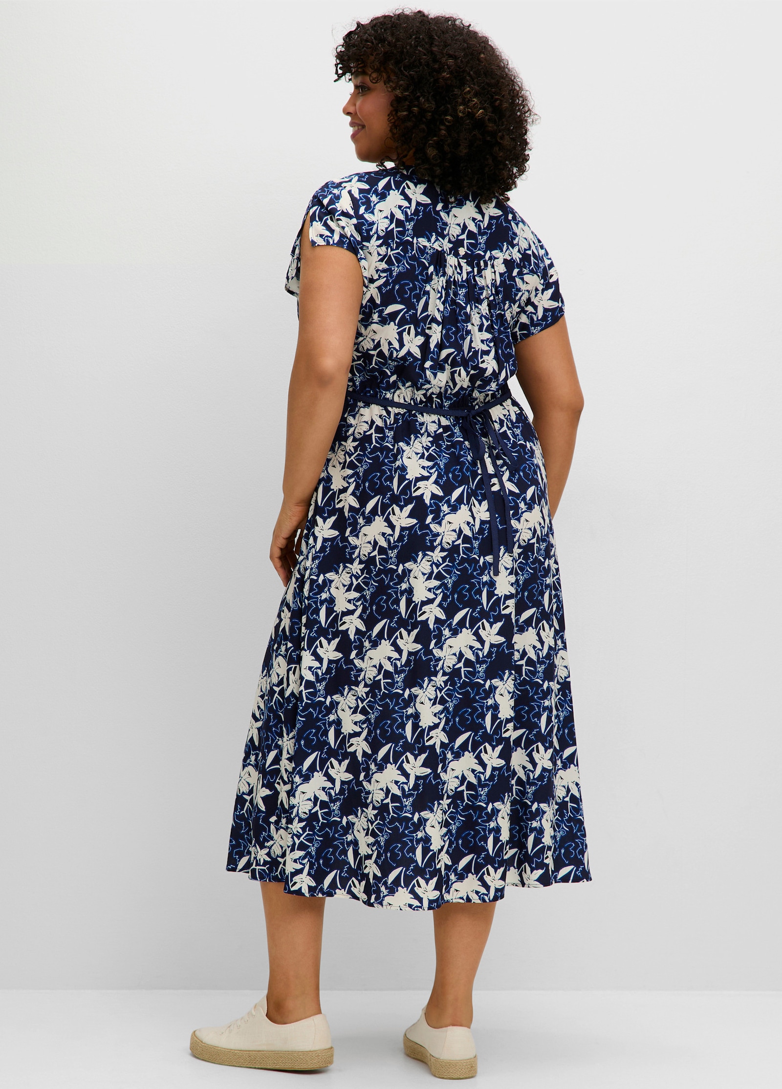 sheego Blumenkleid in Wickeloptik - tiefblau-gemustert