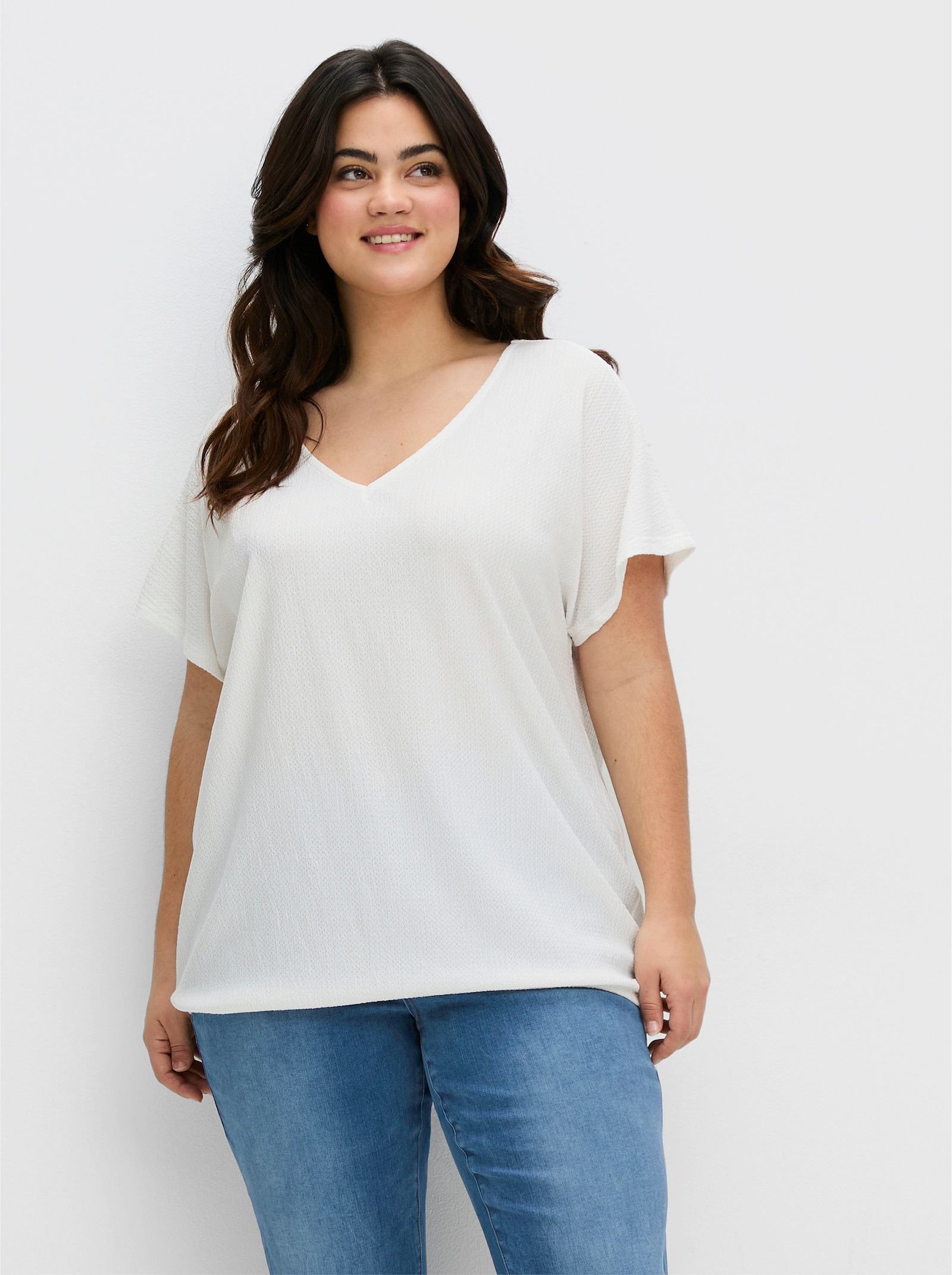 sheego V-Shirt aus Struktur-Jersey, mit Gummizugsaum - weiß