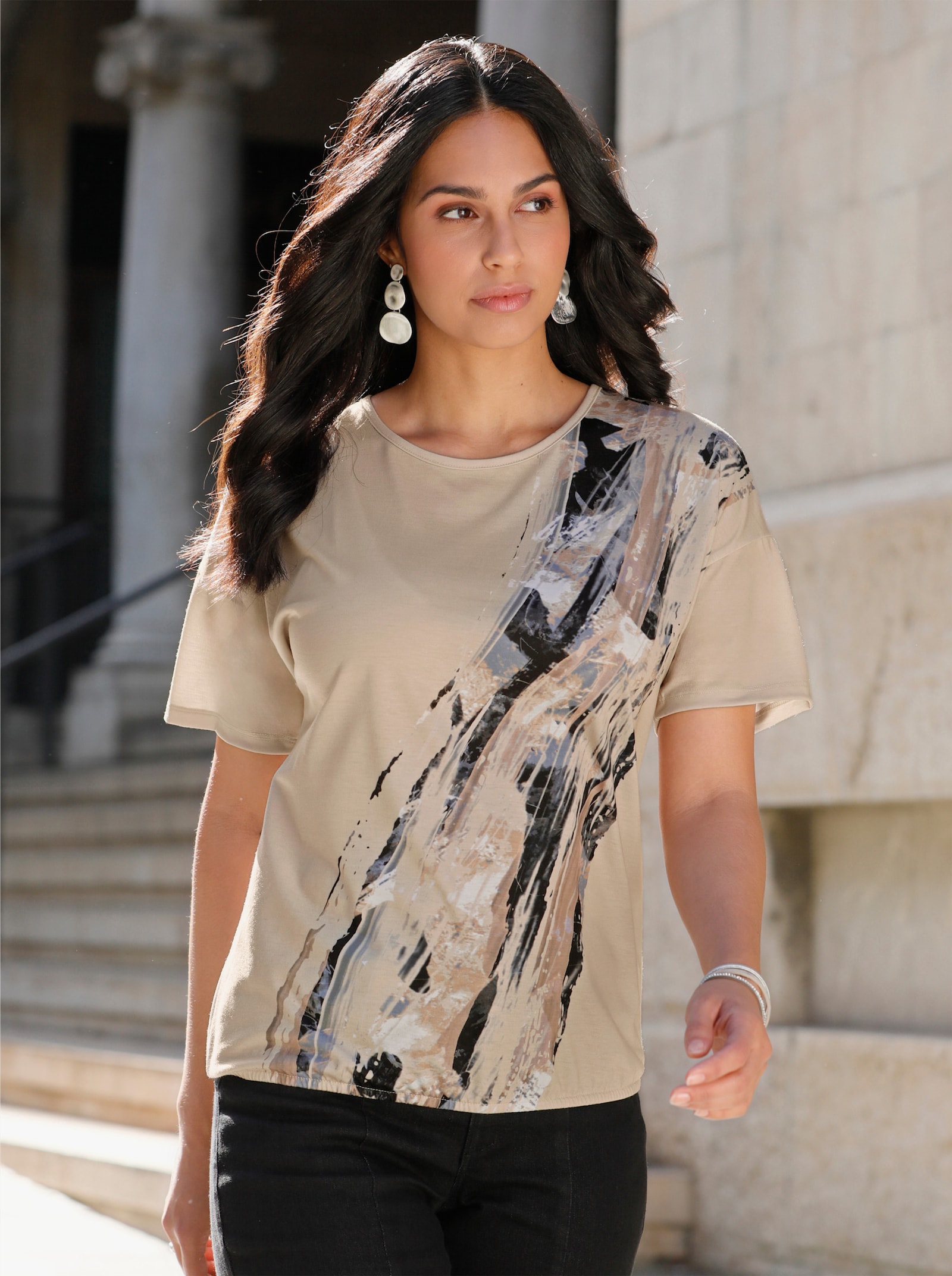 Print-Shirt mit Gummizug am Saum - sand-schwarz-bedruckt