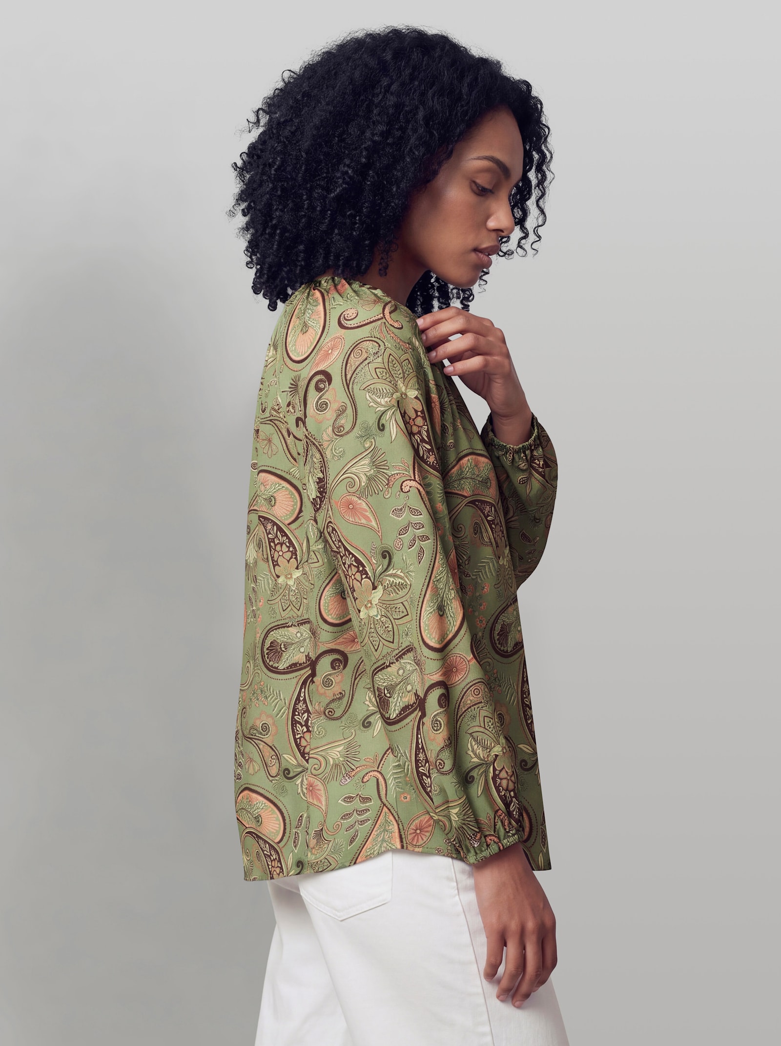 heine Druckbluse mit variablem Ausschnitt - oliv-papaya-bedruckt