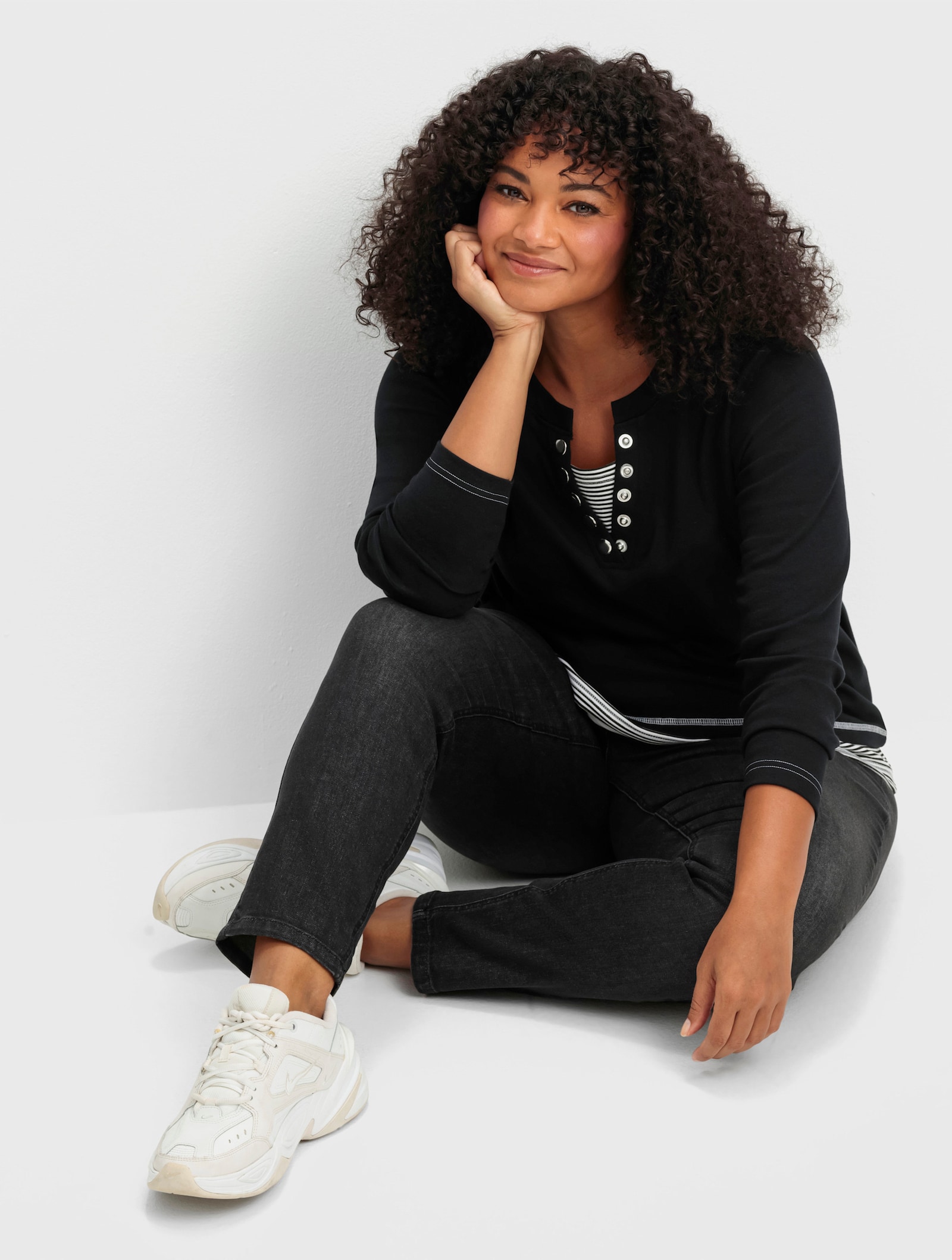 Rundhalsshirt mit gestreiften Einsätzen - schwarz-ecru-geringelt