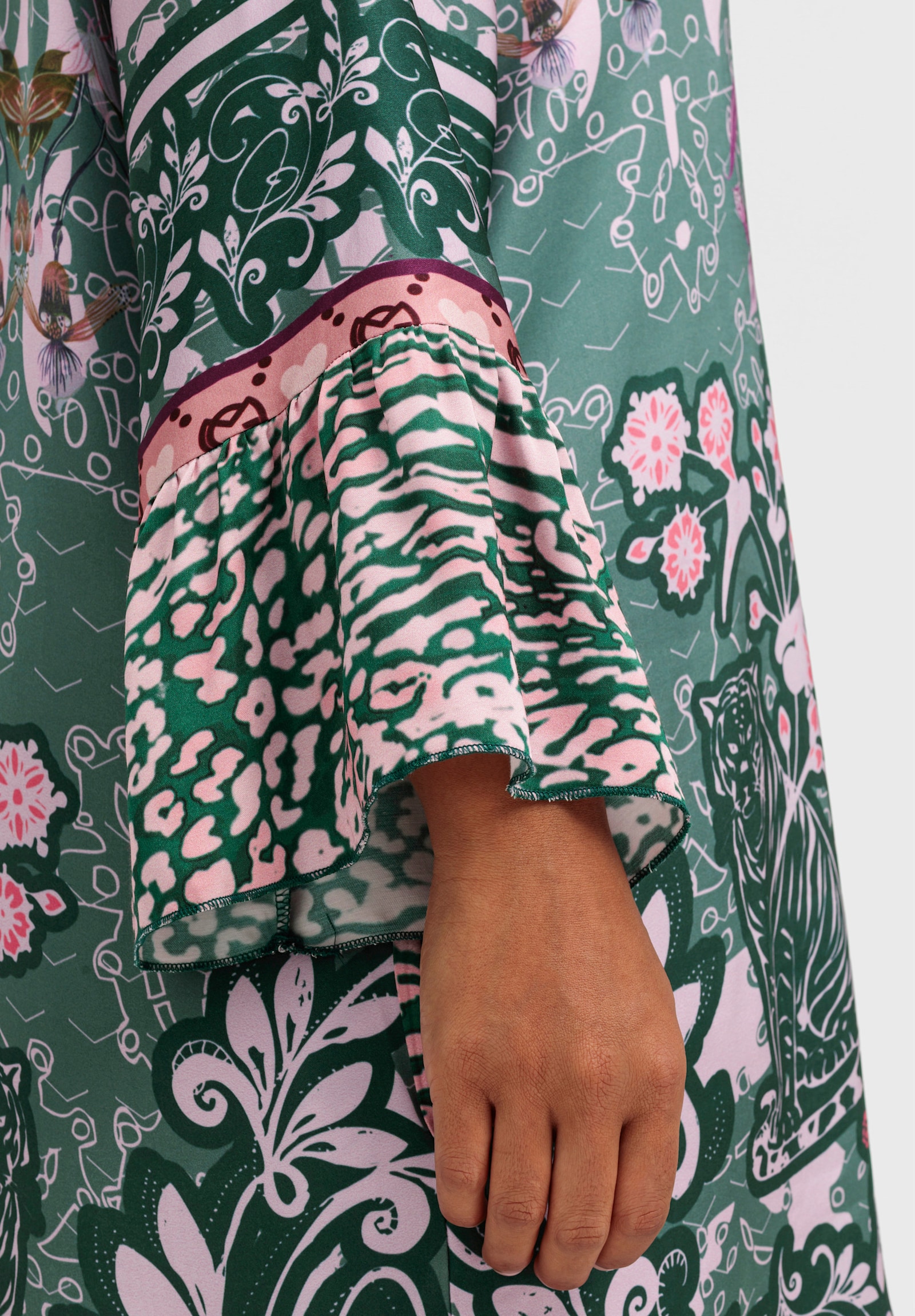 sheego loves miss goodlife Maxikleid im Mustermix, mit Volants - lila-bedruckt