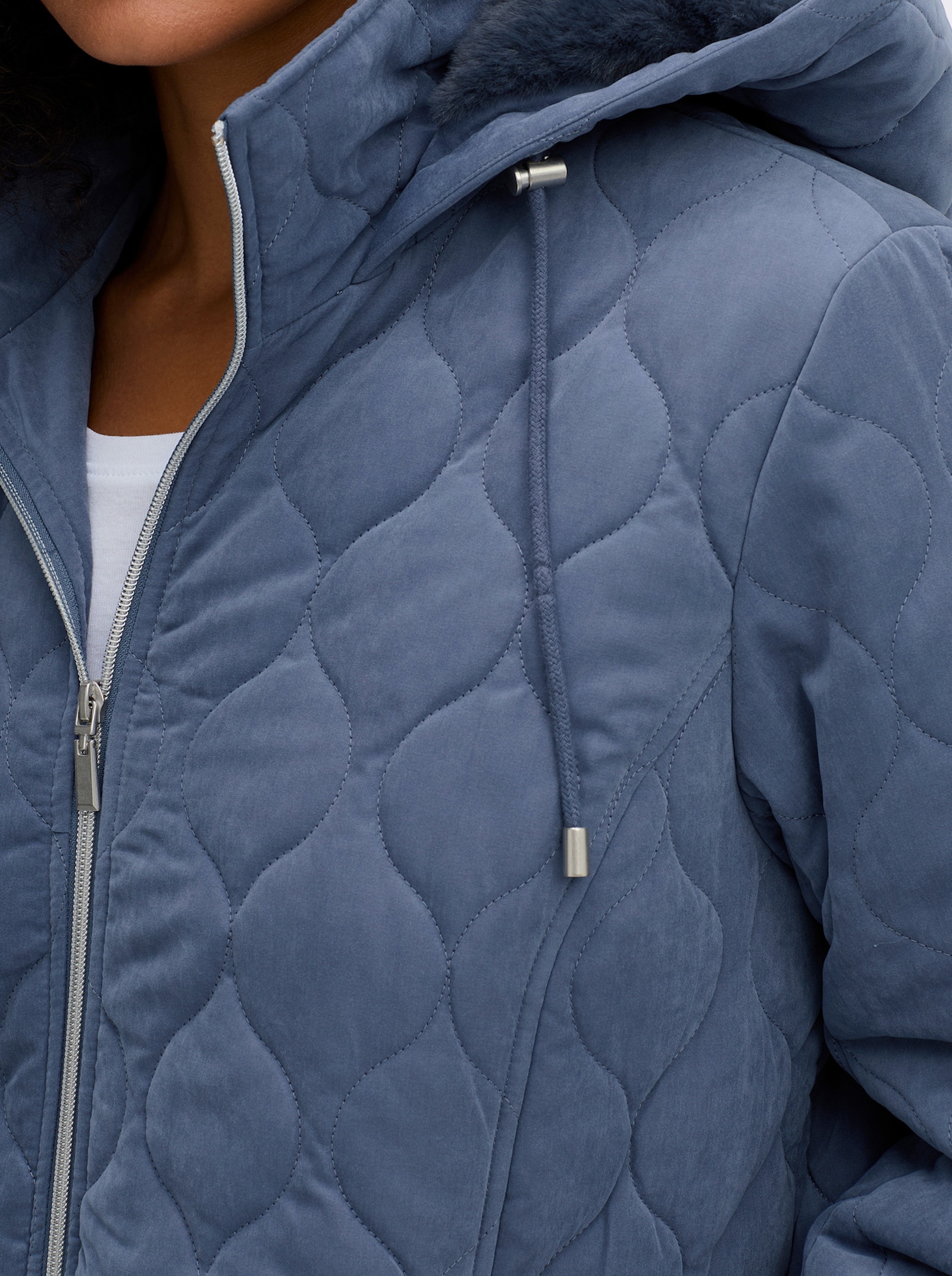 sheego Blousonjacke mit Wellensteppung, warm wattiert - rauchblau