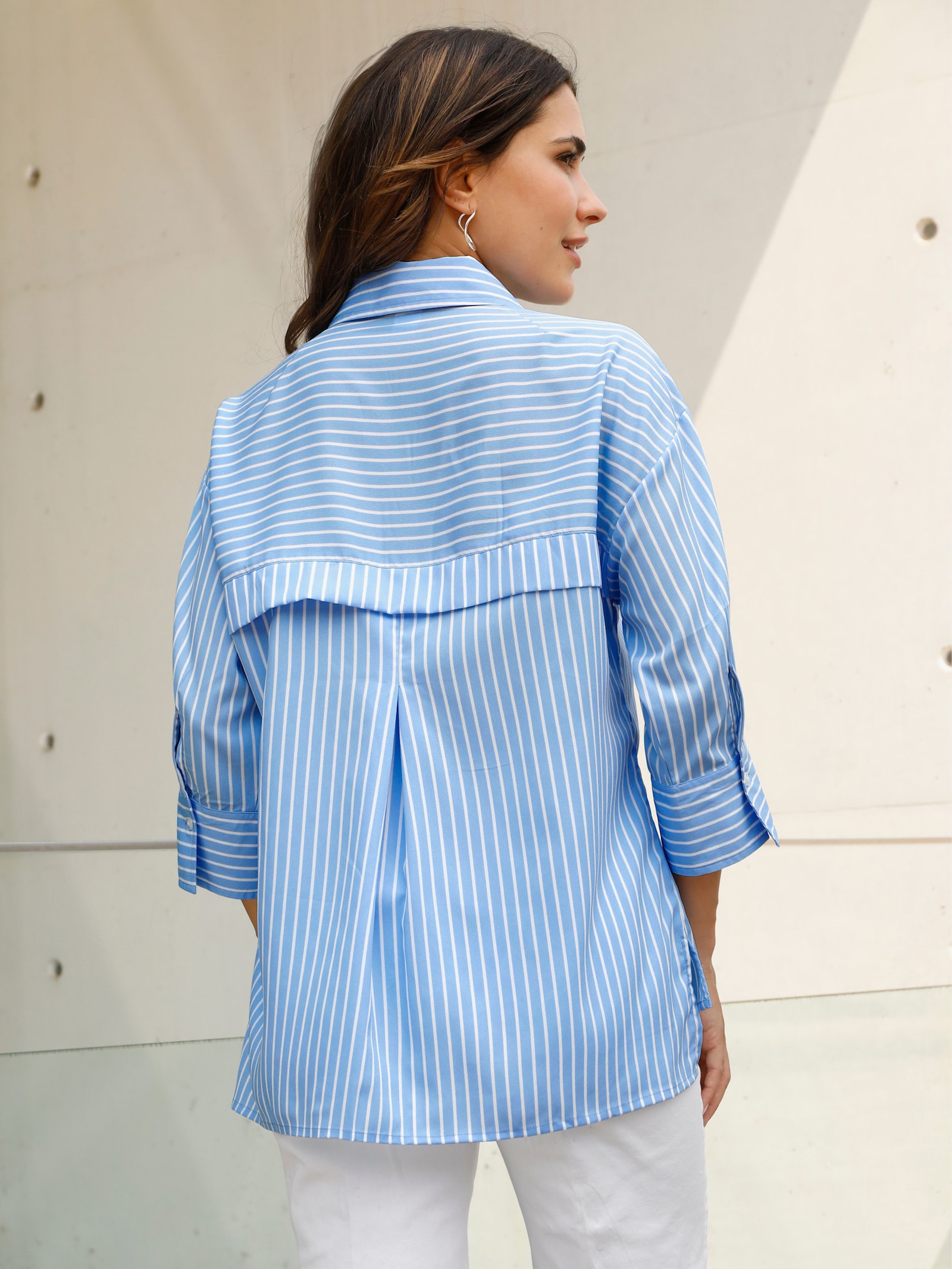 Longbluse mit Kellerfalte im Rückteil - weiß-himmelblau-gestreift