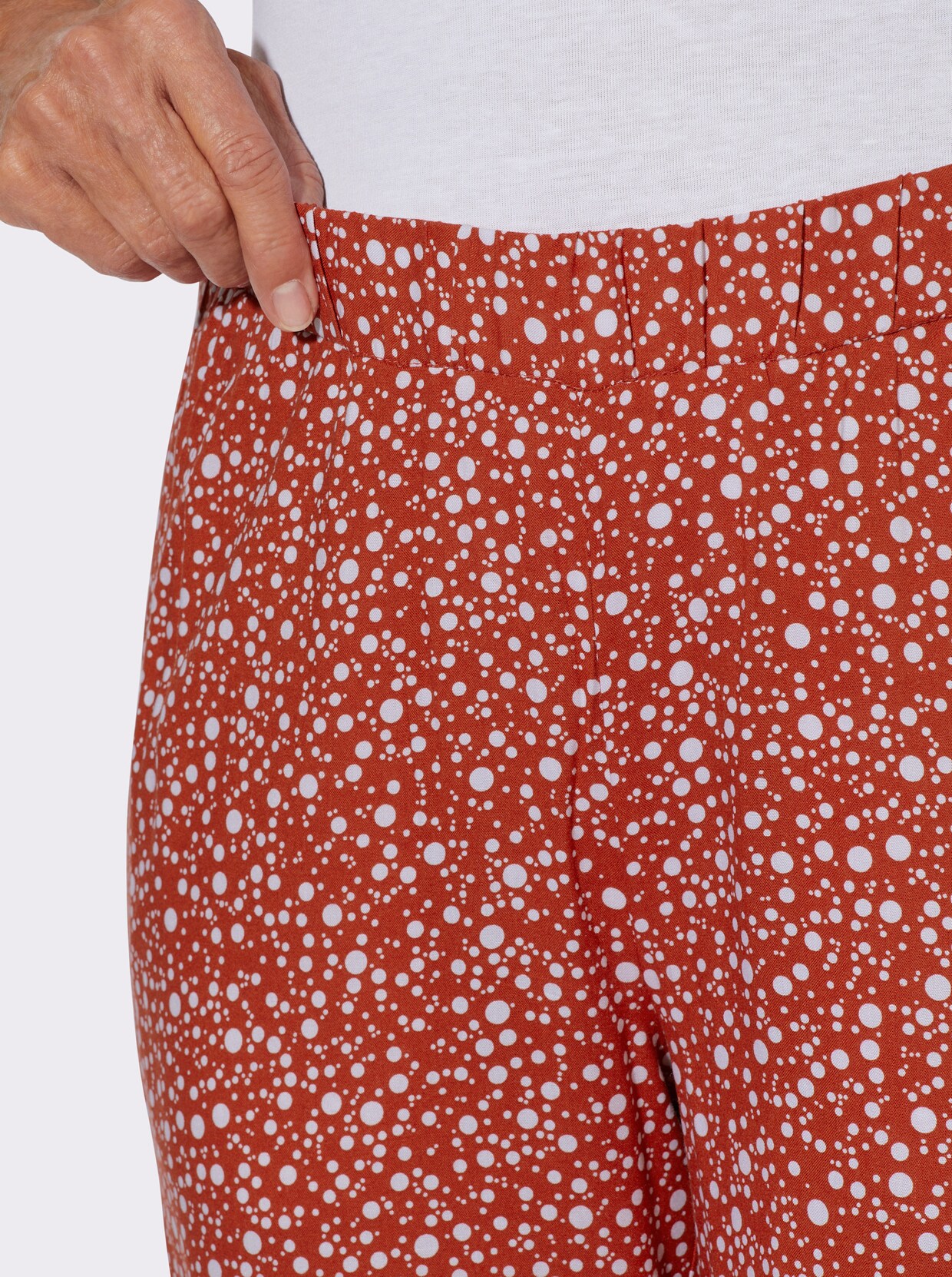 Schlupfhose mit Punktedessin - rostrot-weiß-bedruckt