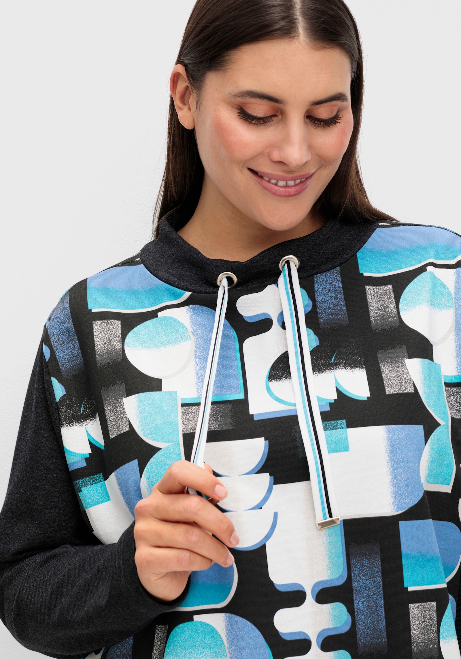 Sweatshirt mit Stehkragen und Tunnelzug - türkis-schwarz-bedruckt