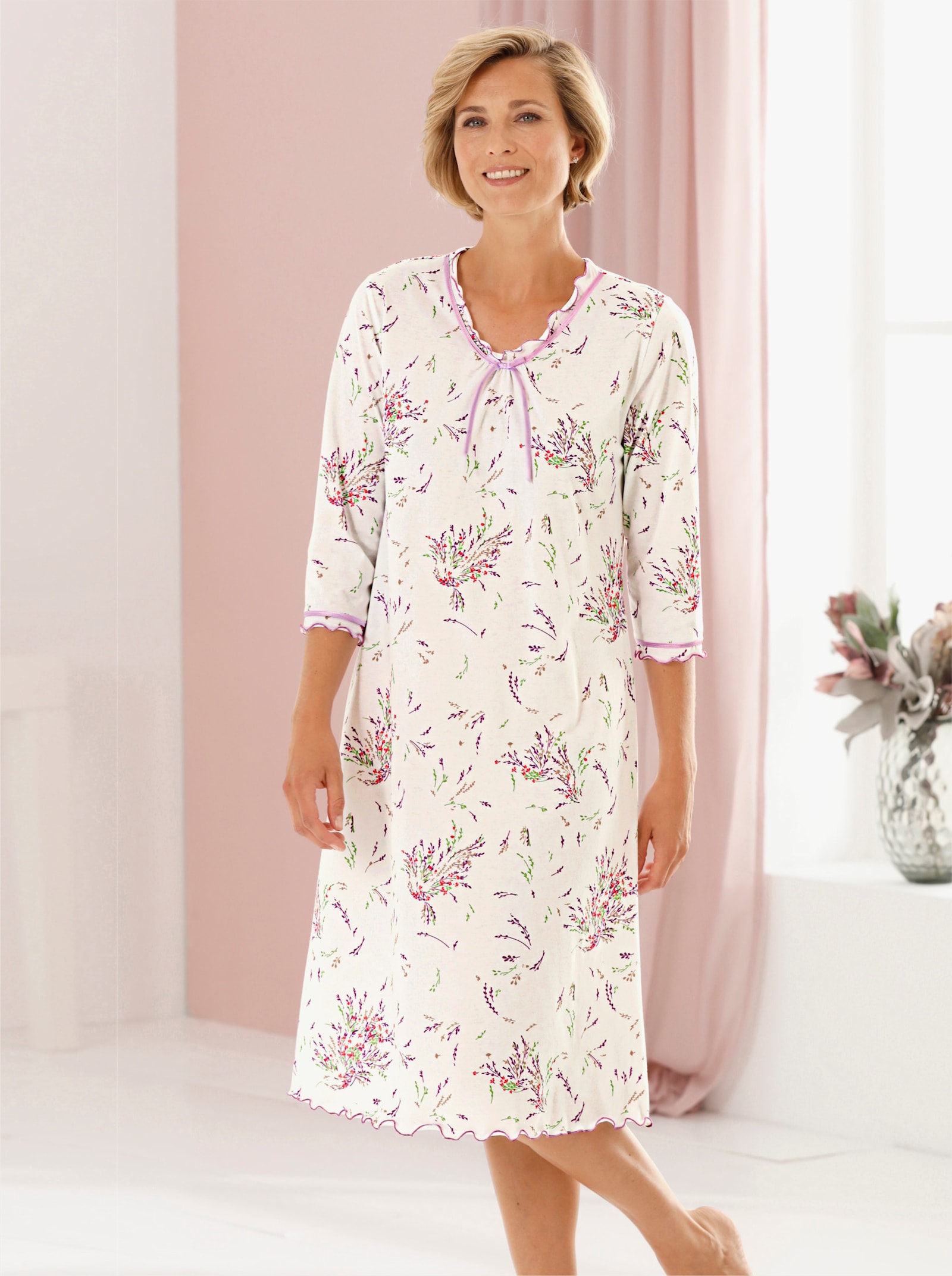 wäschepur Nachthemd mit Blüten - weiß-violett-bedruckt