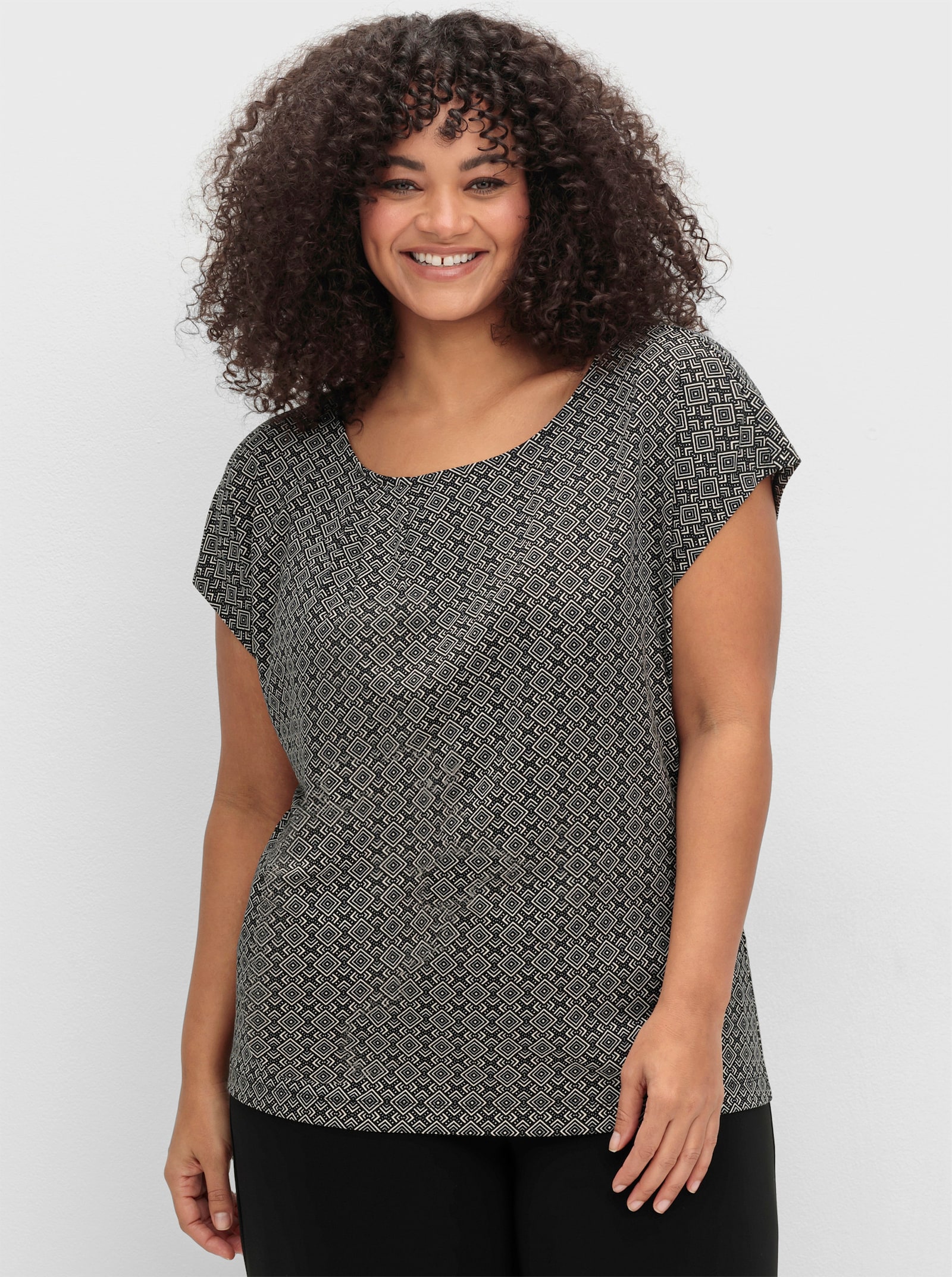 sheego Shirt met korte mouwen en grafische minimalistische print - zwart gedessineerd