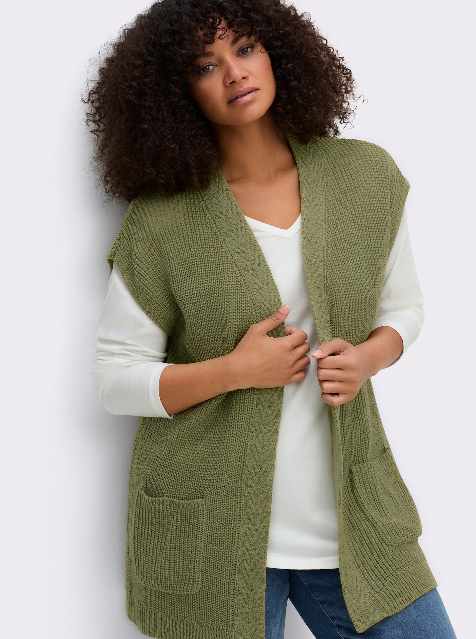 Strickweste mit Zopfmuster vorne - schilf