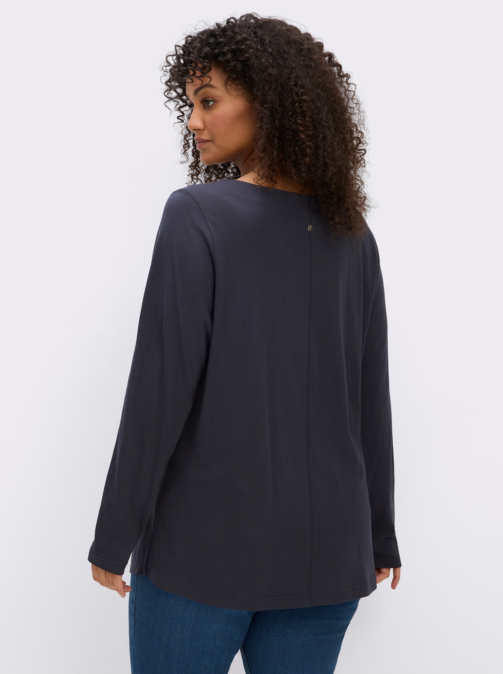 sheego Langarmshirt mit Zierperlen am Ausschnitt - tiefblau
