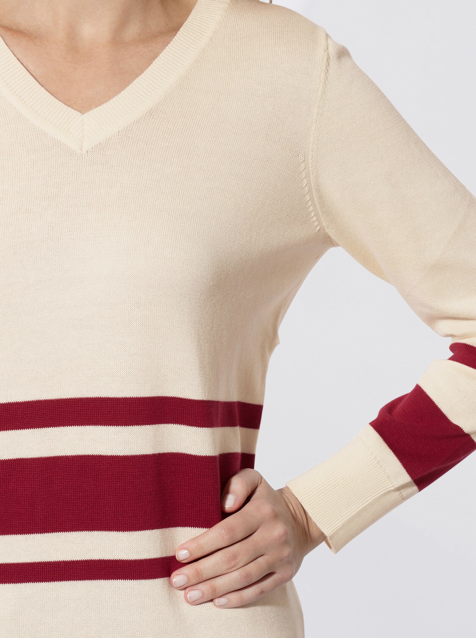 V-Ausschnitt-Pullover mit Kontraststreifen - champagner-kirsche