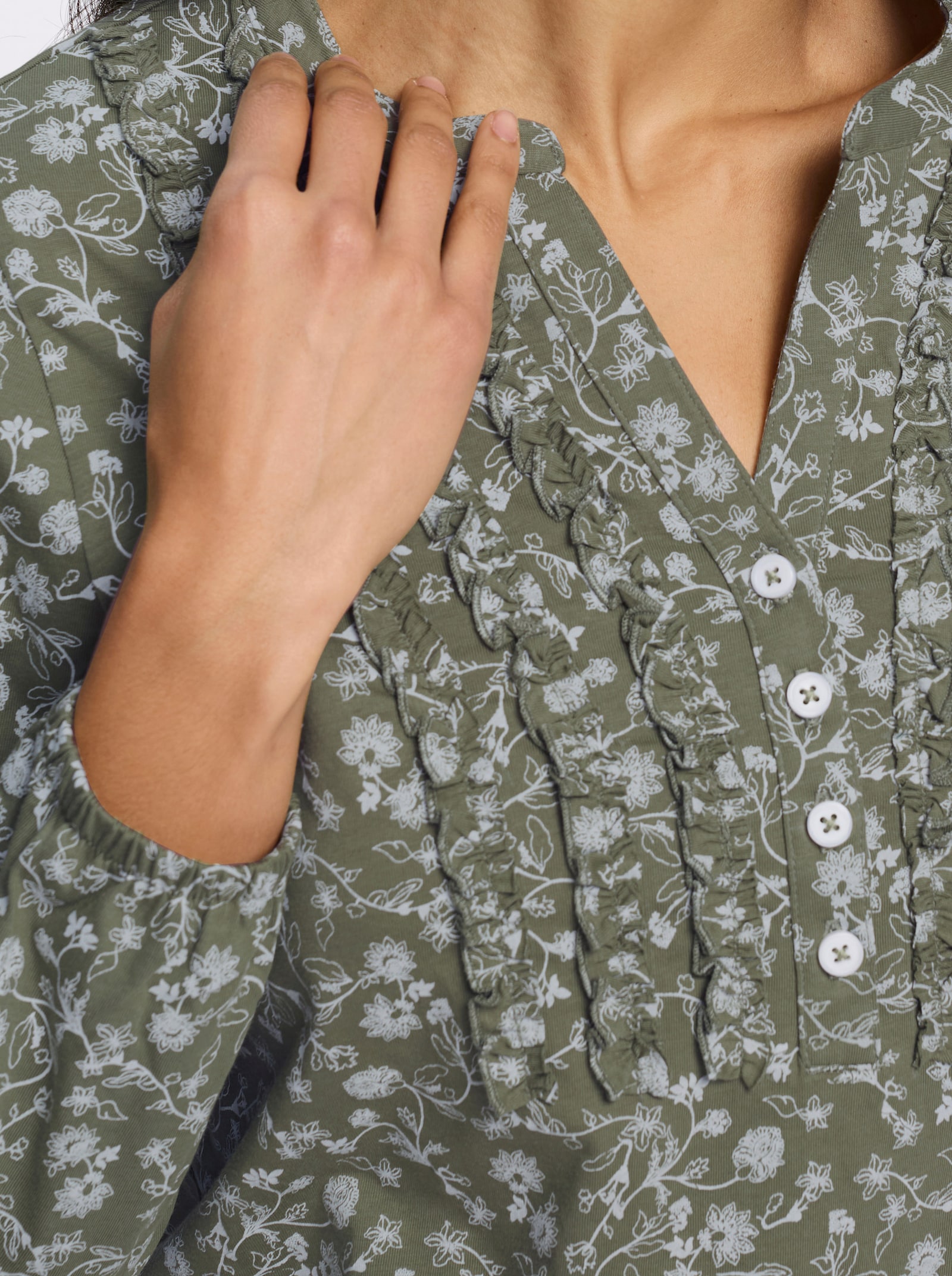 Langarmshirt mit Rüschen am Ausschnitt - khaki-ecru-bedruckt