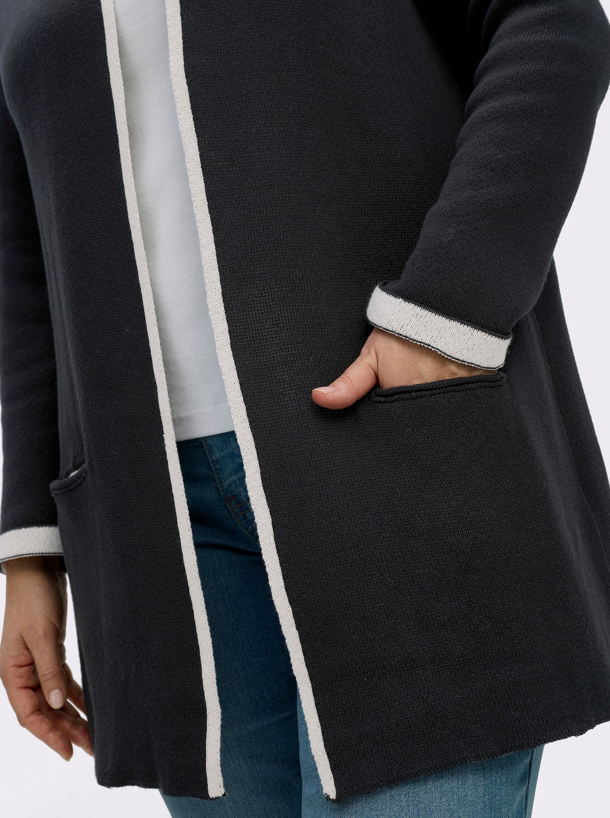 Strickjacke mit fixiertem Ärmelaufschlag - schwarz-ecru