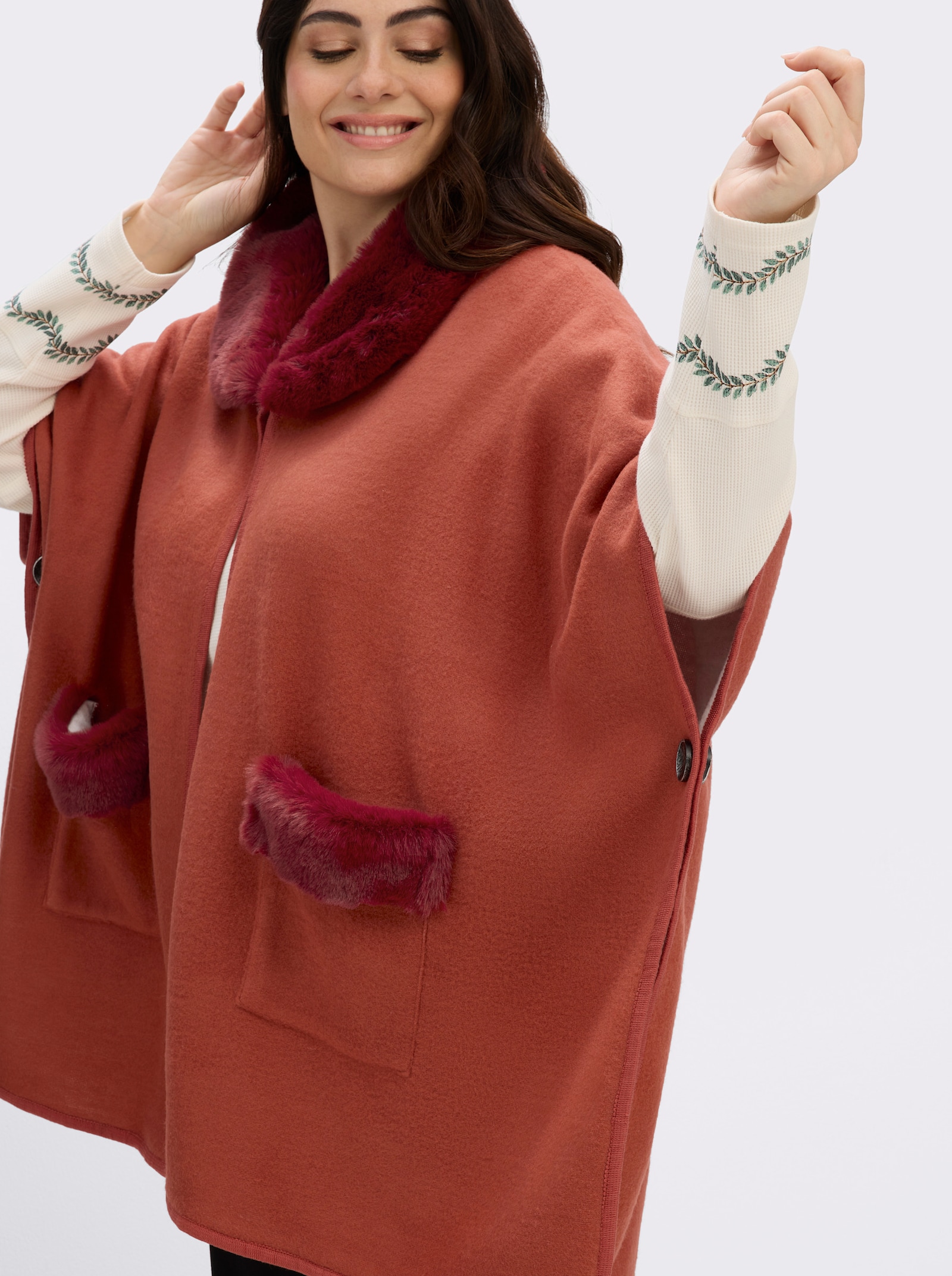 sheego by Joe Browns Strickcape mit Besatz aus Fellimitat - rostrot