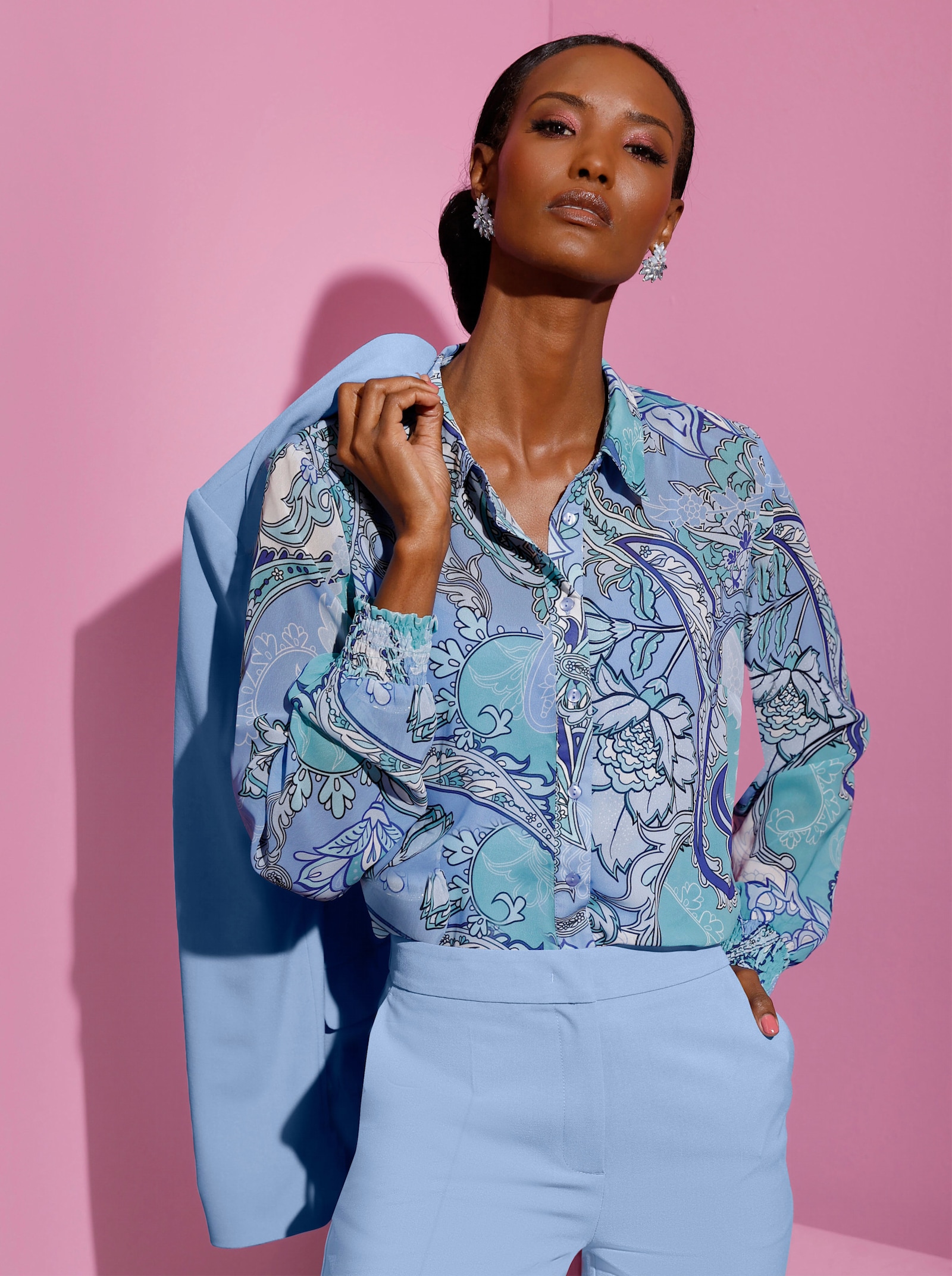 Druckbluse in leichter Georgette-Qualität - himmelblau-eisblau-bedruckt