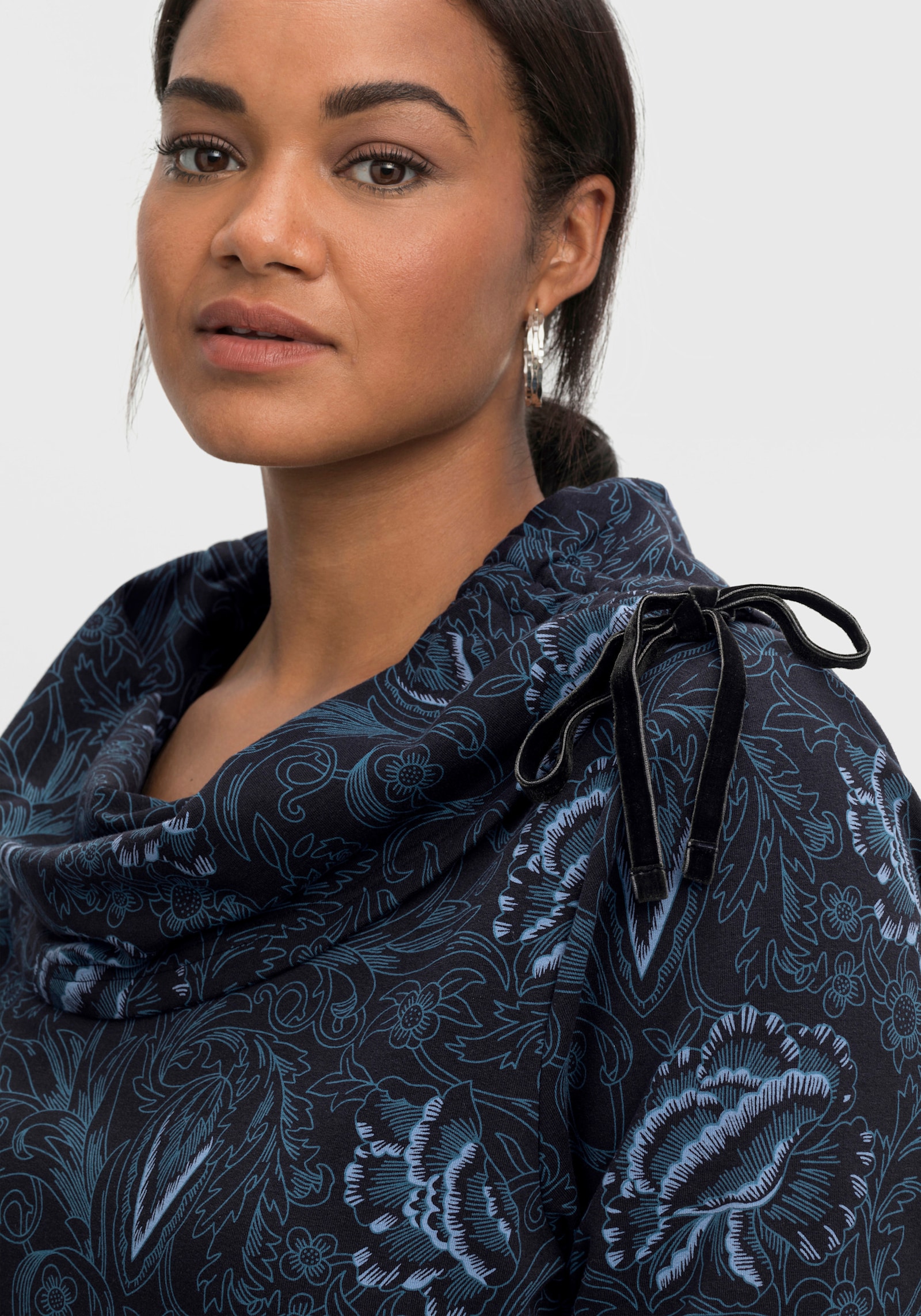 sheego by Joe Browns Sweatshirt mit weitem Schalkragen - schwarz-bedruckt