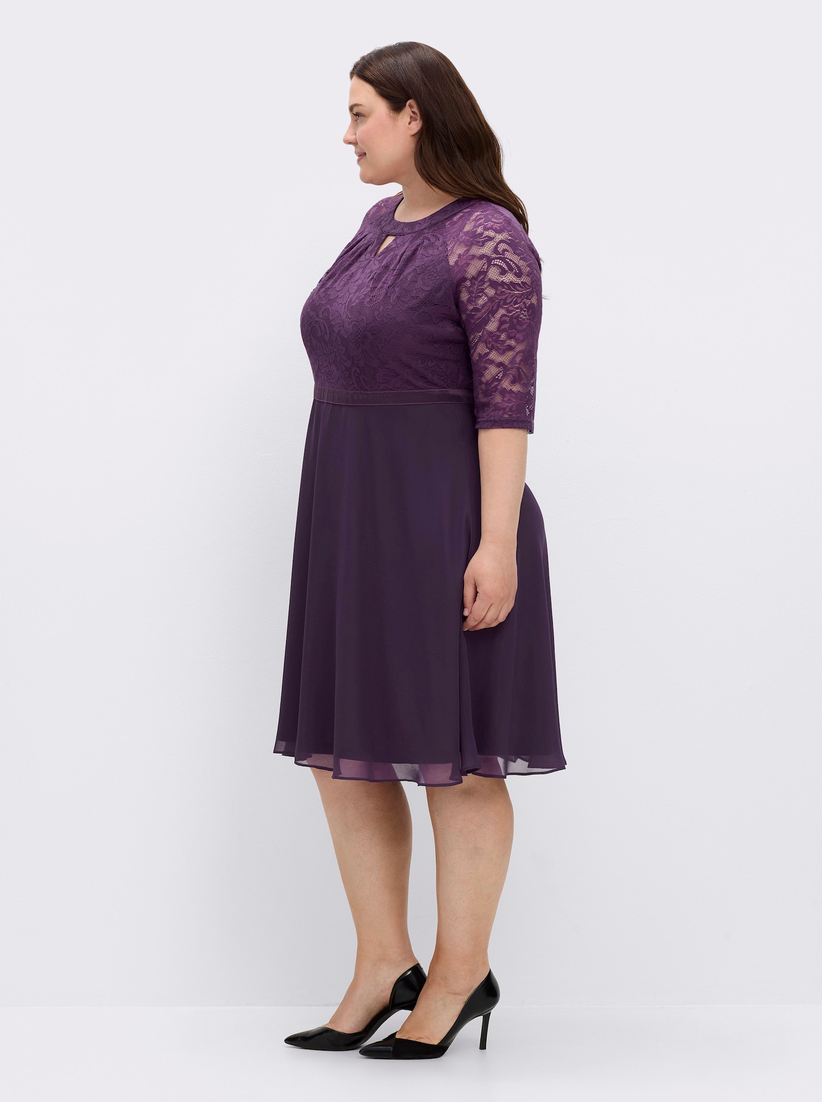 Spitzenkleid mit weitem Rockteil - traube